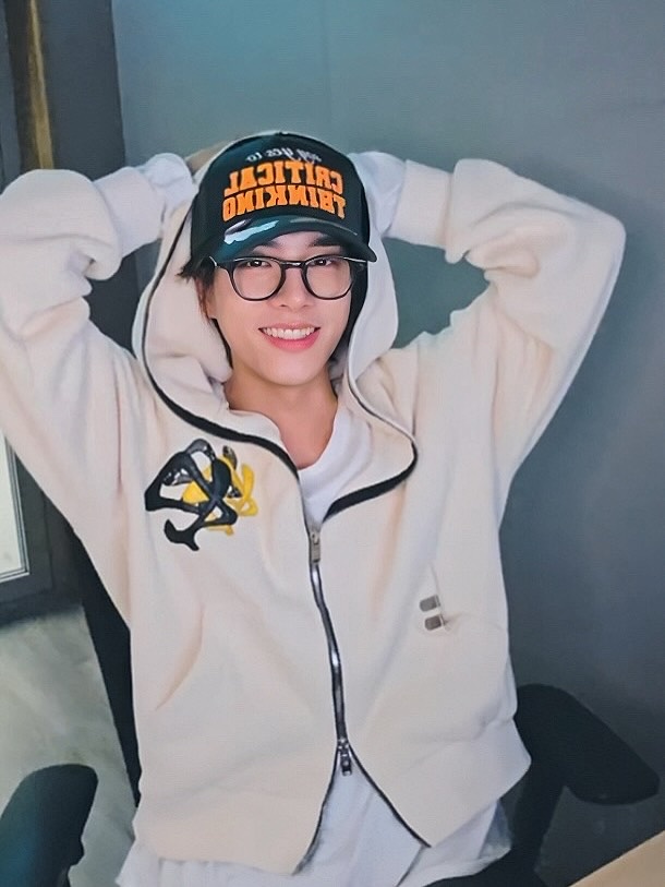 PACOSPLY Siren Scandal Zip Up Hoodie Ivory 착용 스타일