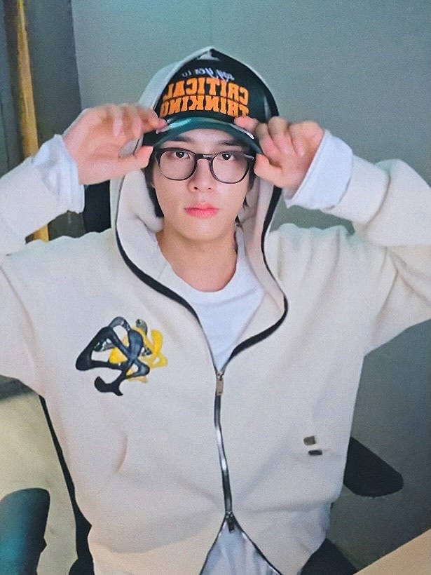 PACOSPLY Siren Scandal Zip Up Hoodie Ivory 착용 스타일