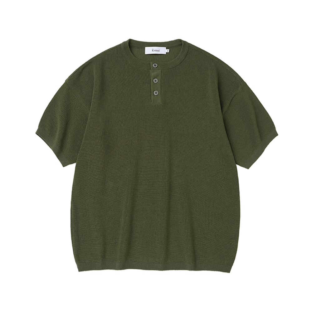 니티드 쿨에버 헨리넥 반팔 니트 올리브(Knitted Coolever Henley Neck Half Sleeve Knit OLIVE)