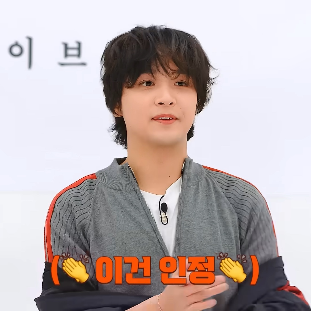 Undermycar 25FW Double Line Slim Knit Zip-Up Gray/Red, Undermycar 25FW Double Line Slim Knit Zip-Up Black/Beige 착용 스타일 - 1