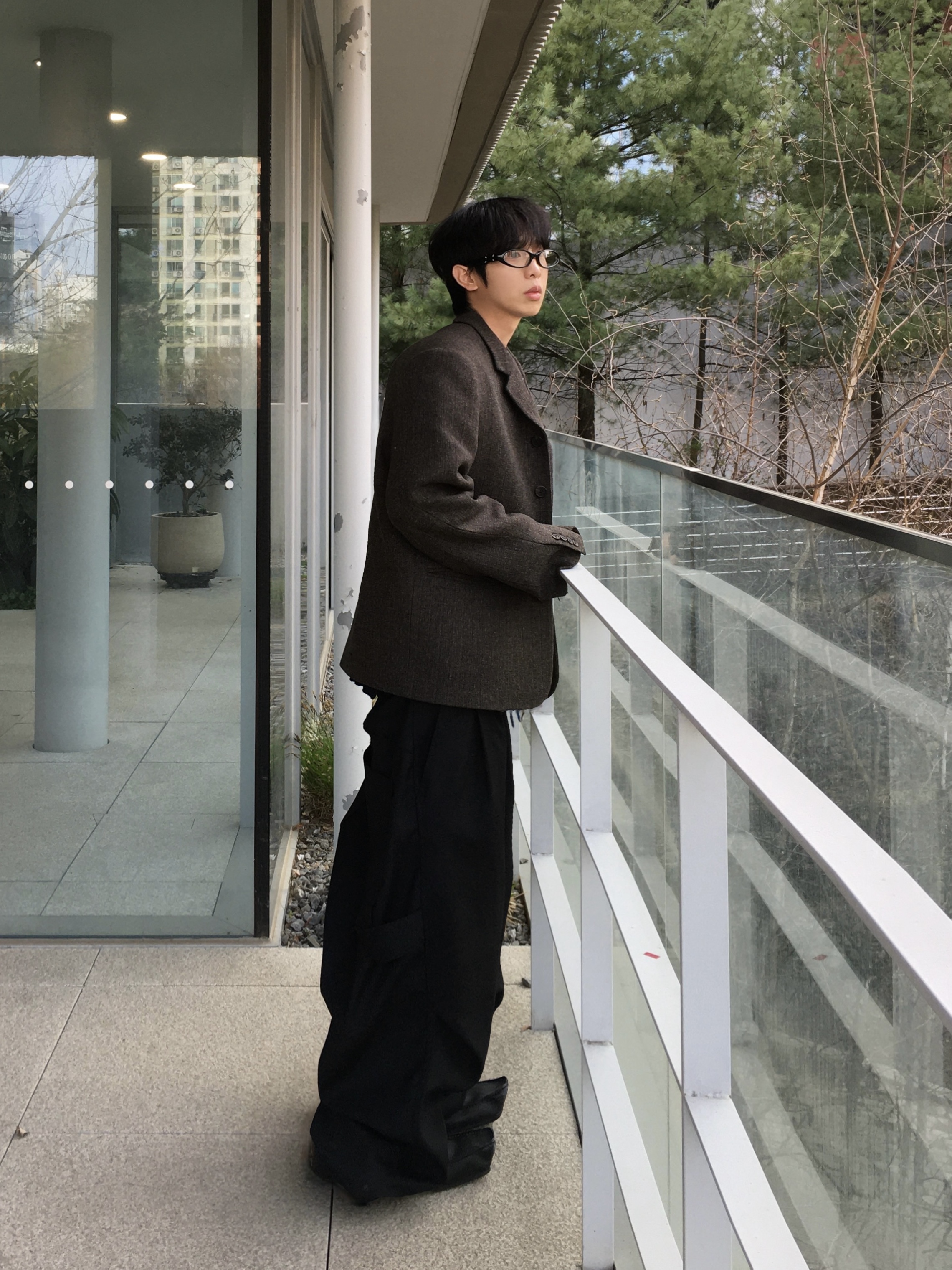 STU 4 Button Single Breasted Jacket In Khaki, Kamien x KOIN SEOUL 247 All Day Slacks Black 착용 스타일 - 1