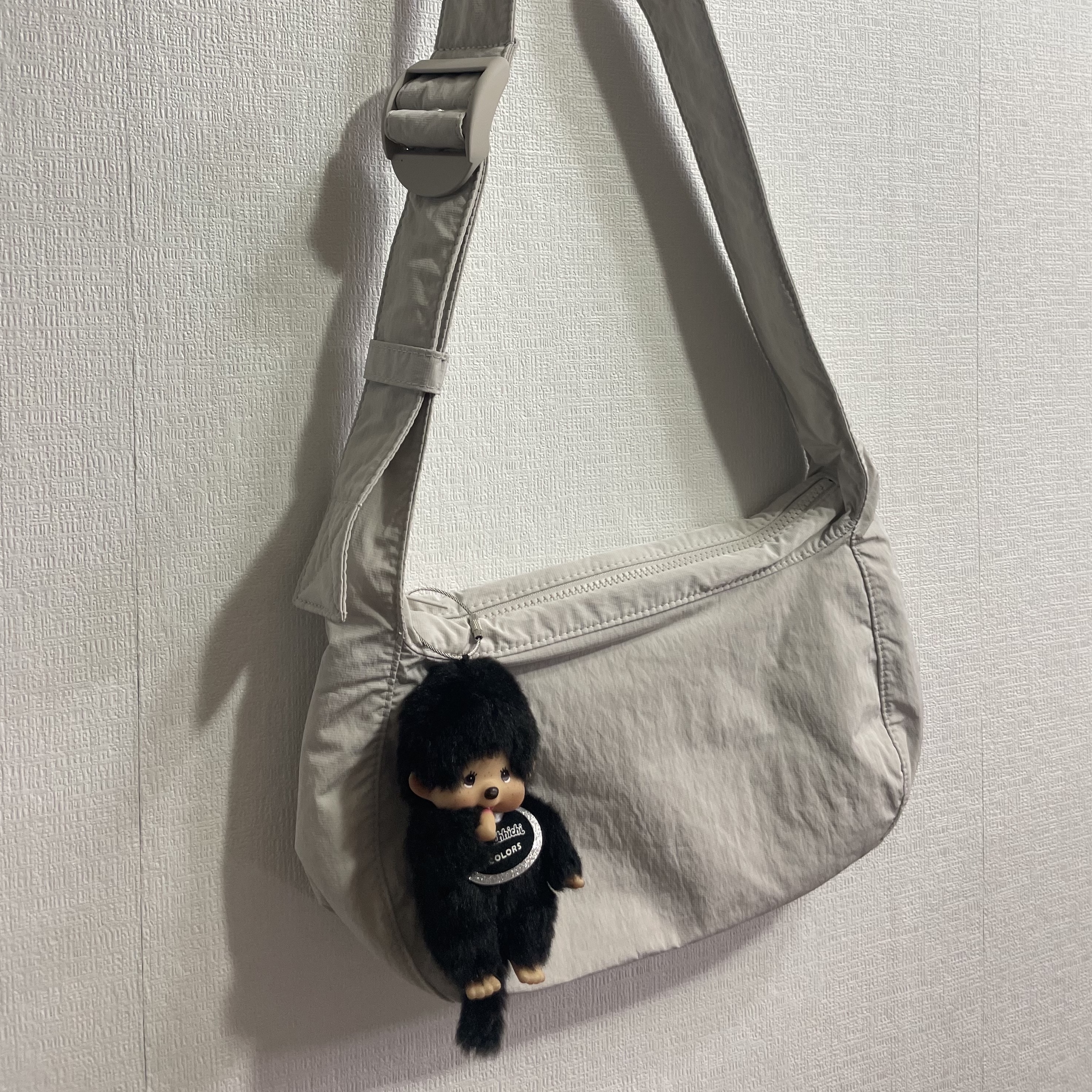 COS Nylon Crossbody Saddle Bag Light Grey Stone 착용 스타일 - 1
