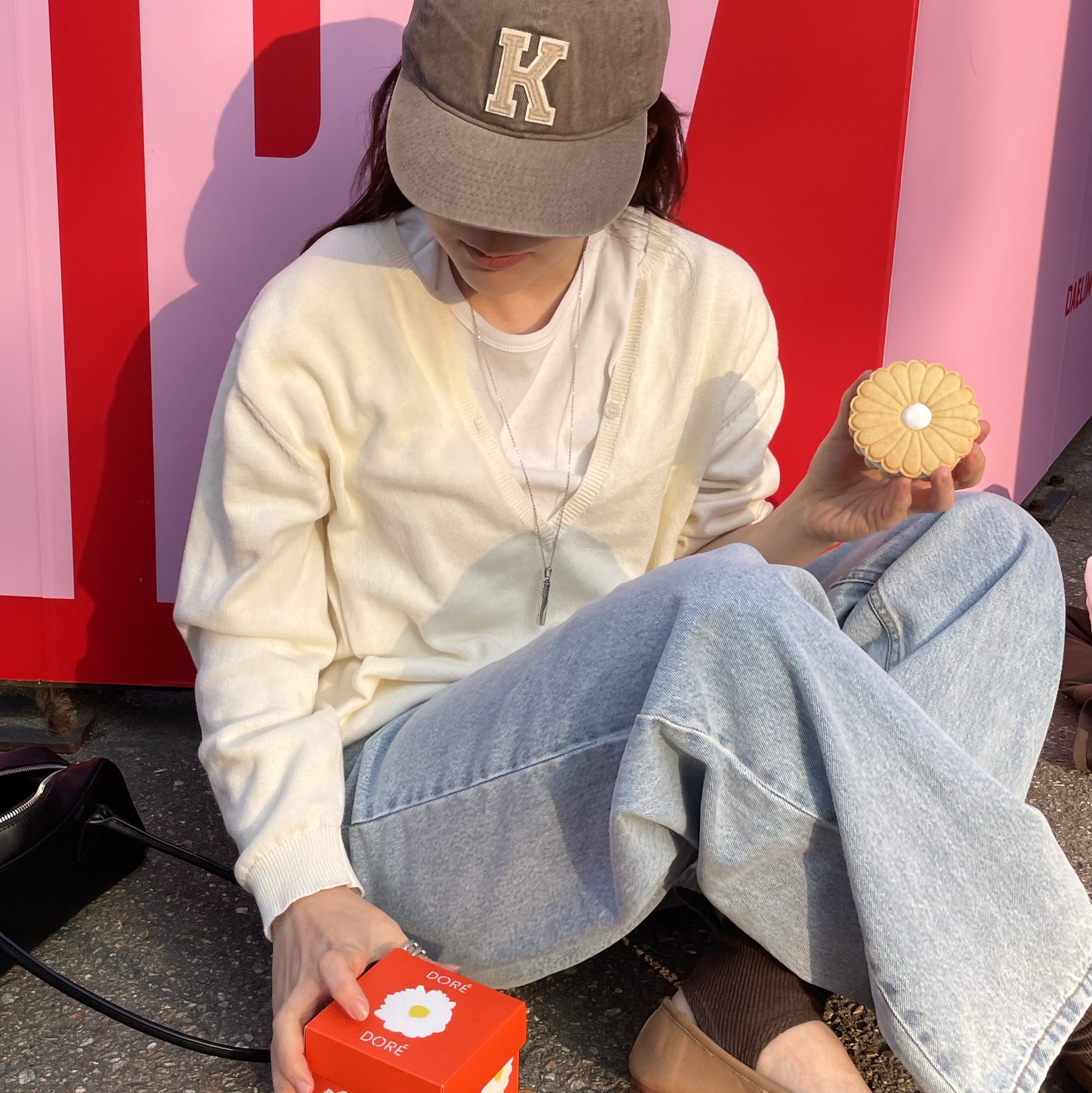 [KREAM 단독] DORÉ DORÉ Daisy Chocolate Marshmallow Cookie Set 착용 스타일 - 1