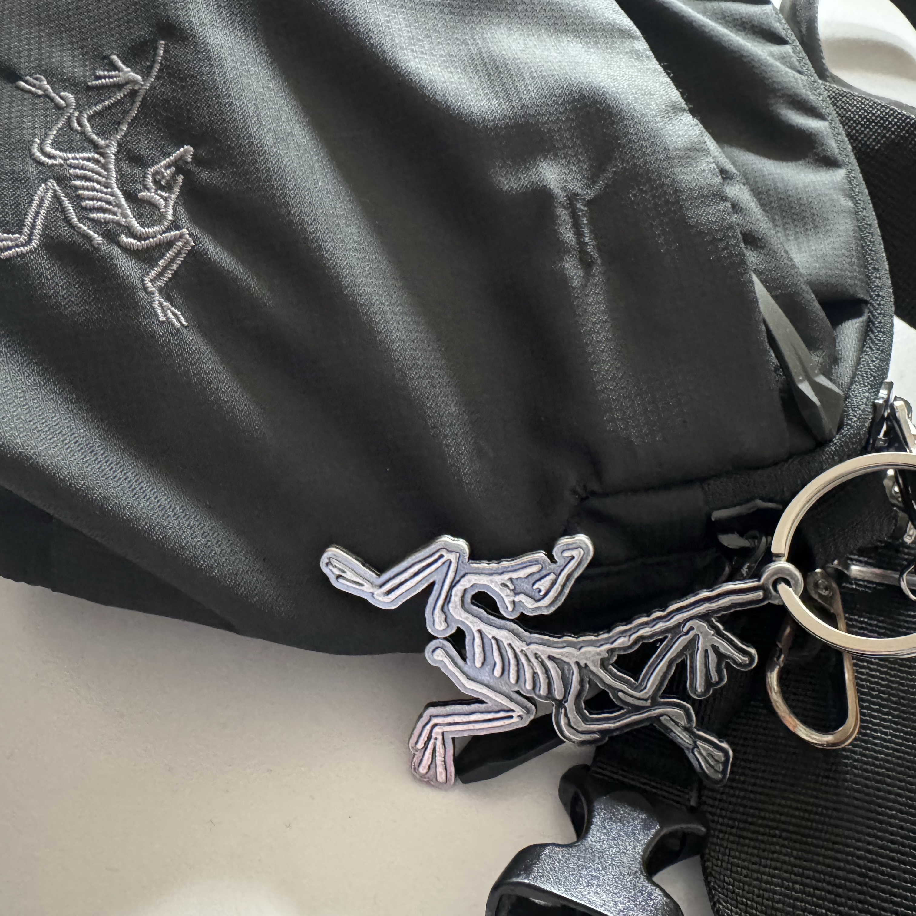 Arc'teryx Keyring Metal 착용 스타일