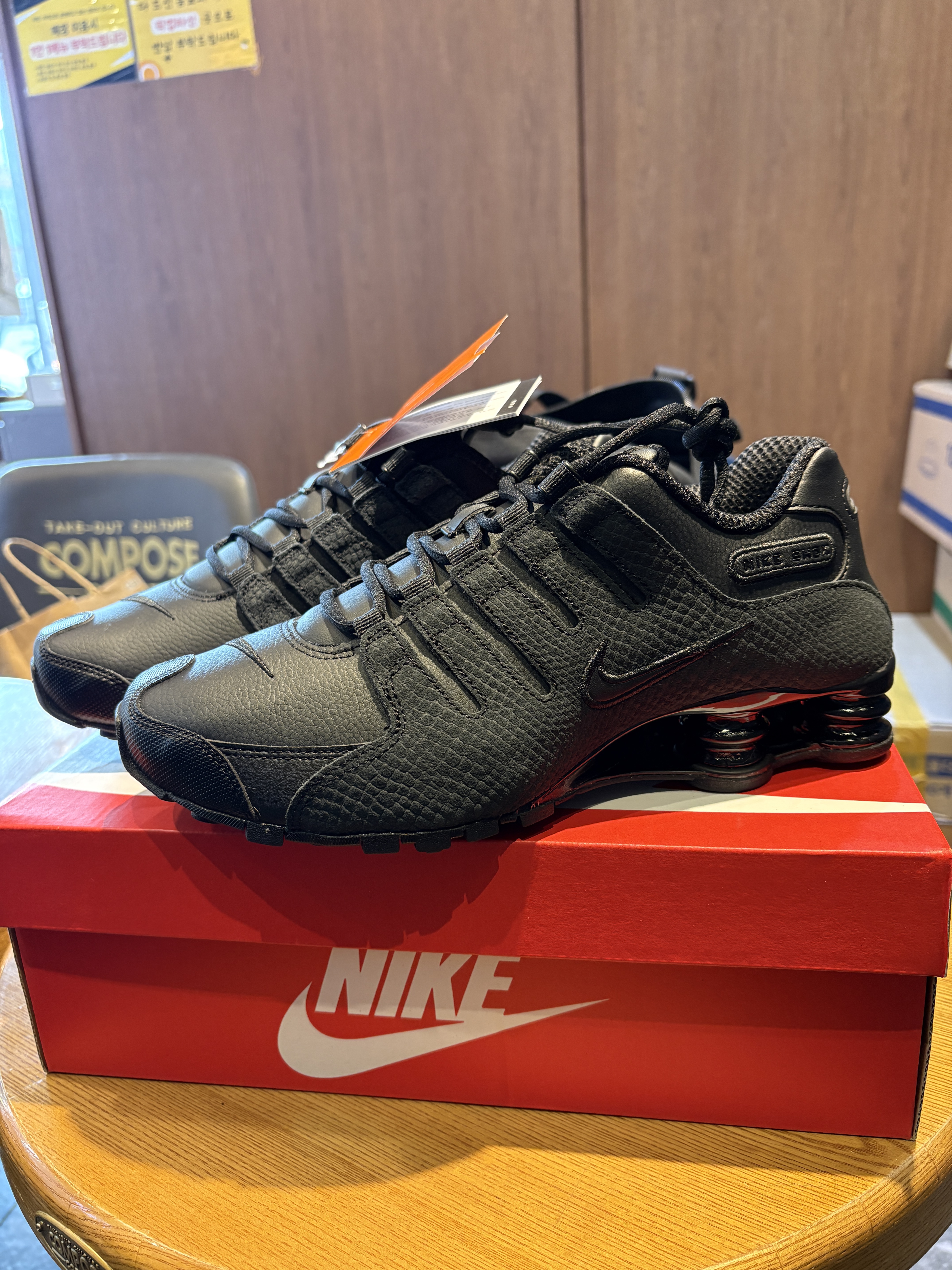 Nike Shox NZ Black 착용 스타일 - 1
