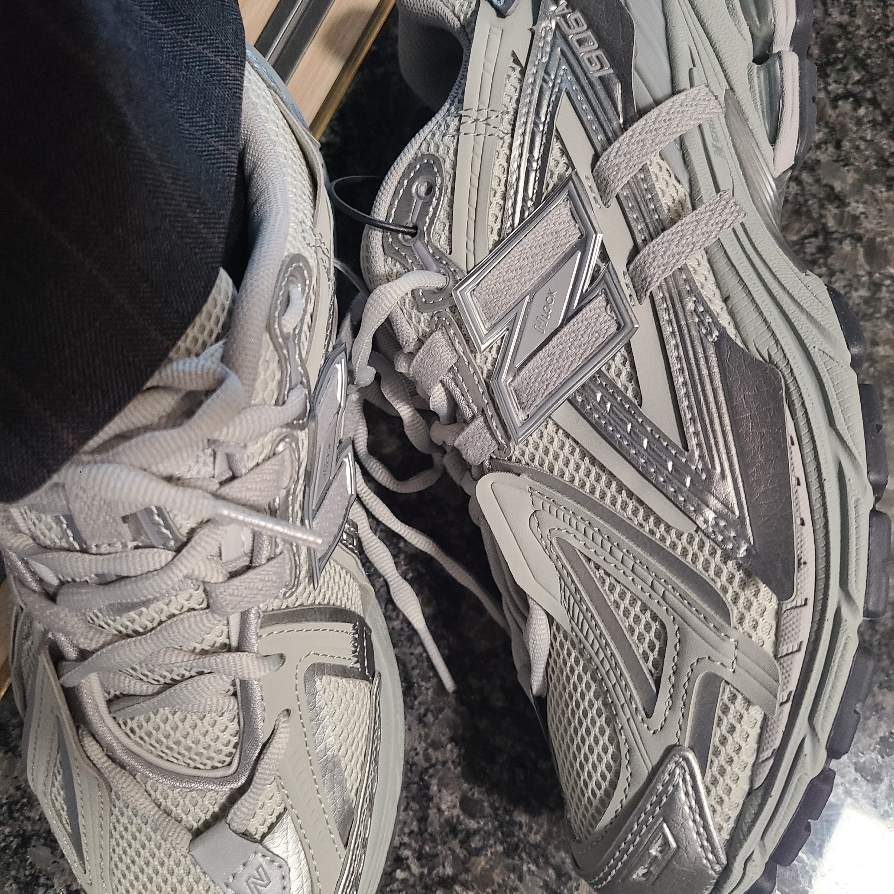 New Balance 1906A Concrete Silver Metallic 착용 스타일