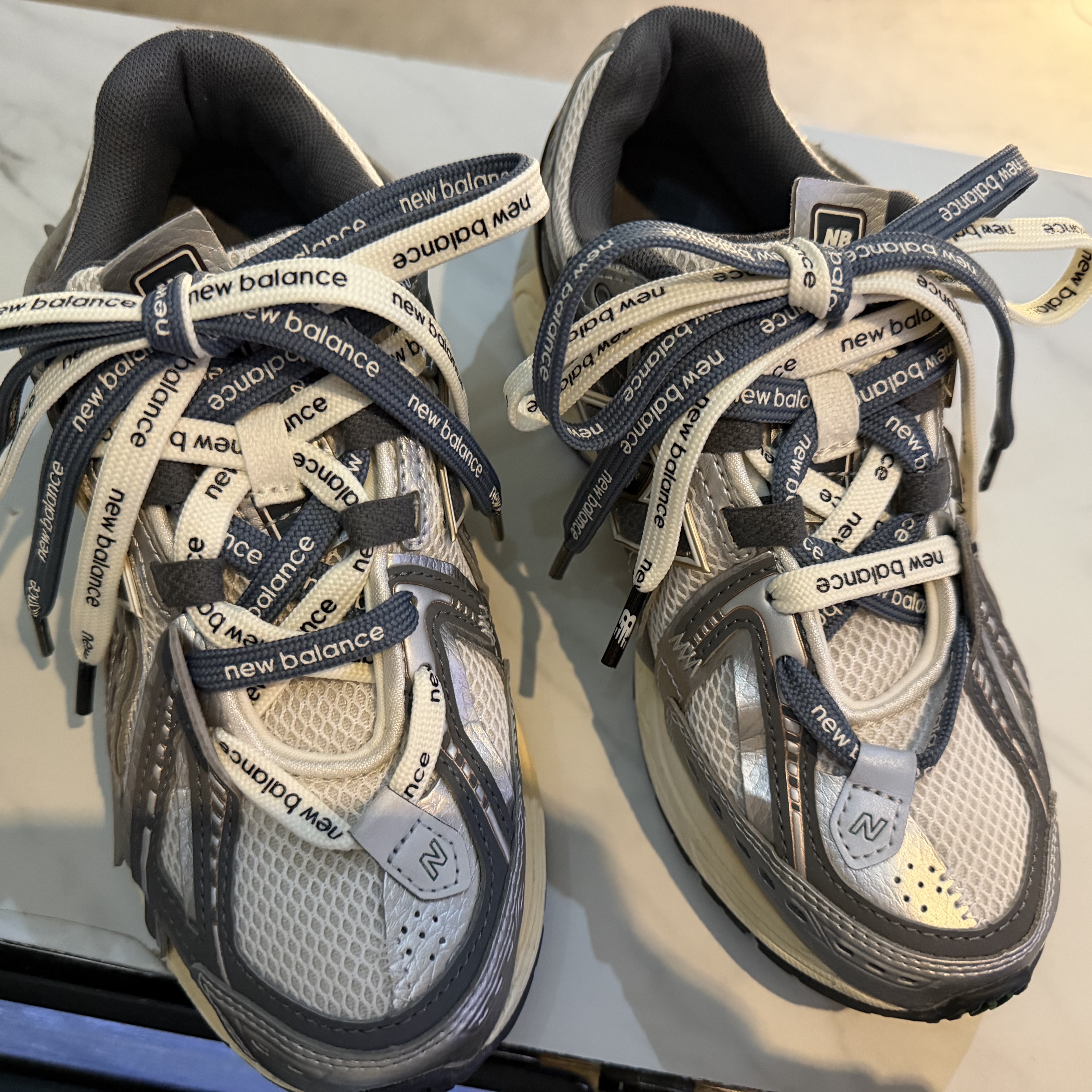 New Balance 1906A Silver Metallic Castlerock 착용 스타일