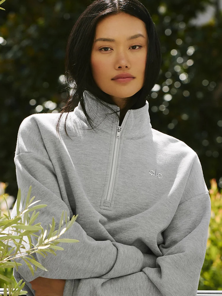 Alo Yoga Accolade 1/4 Zip Pullover Athletic Heather Grey, (W) Alo Yoga Match Point Shorts Black 착용 스타일 - 1