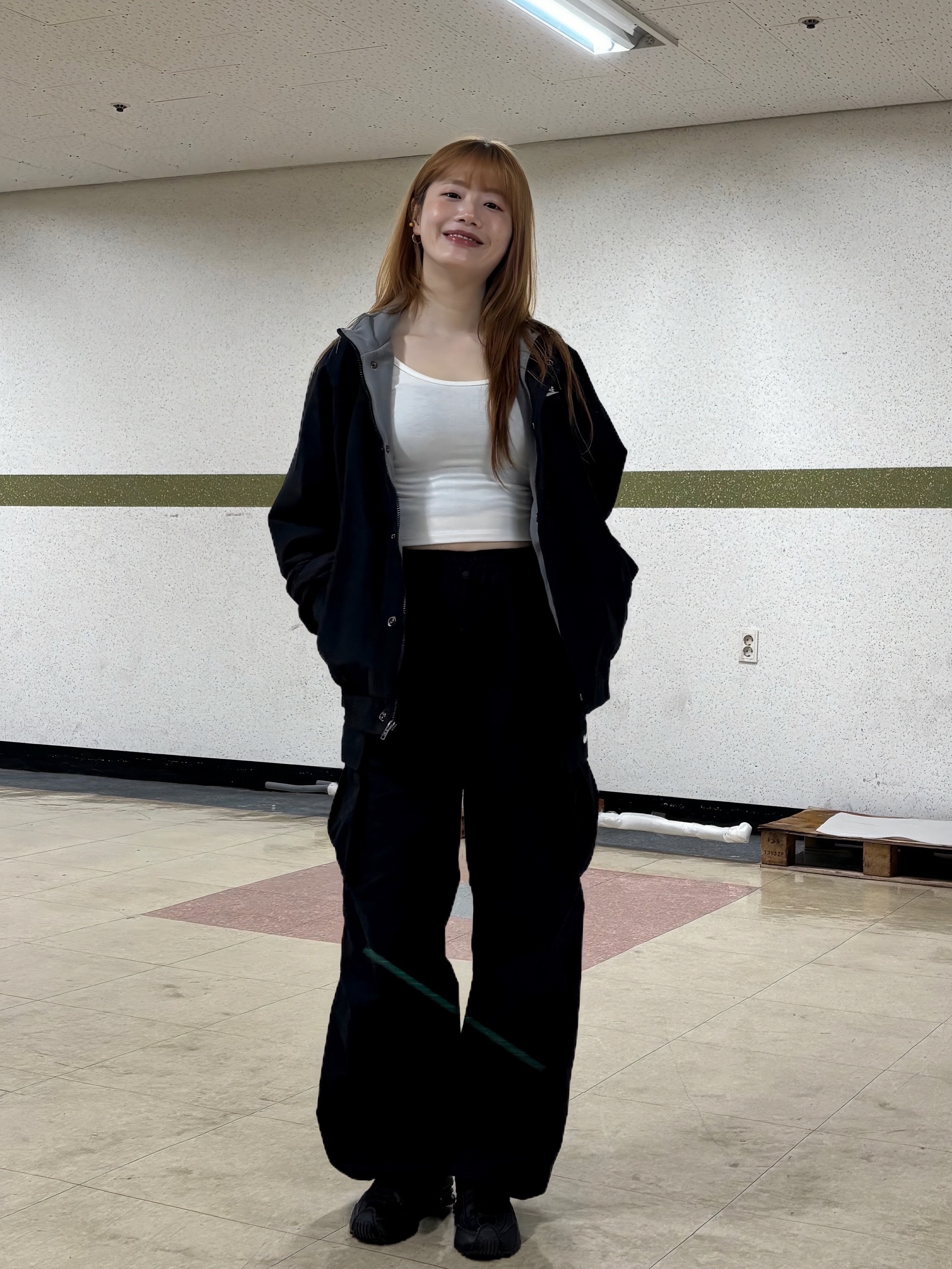 (W) Nike Shox R4 Black, Nike Club Futura Jacket Black White - Asia 착용 스타일 - 4