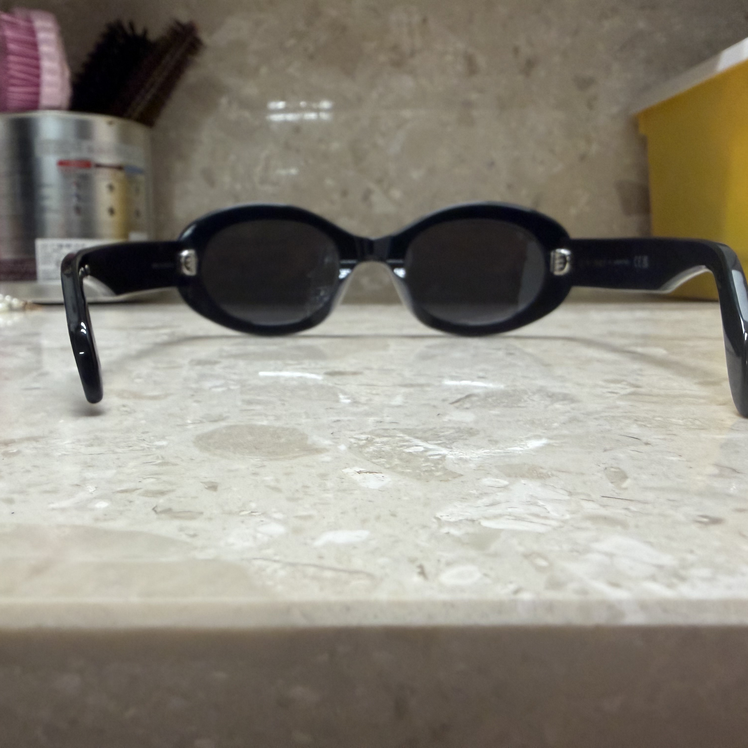 (W) Celine Triomphe 01 Sunglasses in Acetate Black 착용 스타일 - 1