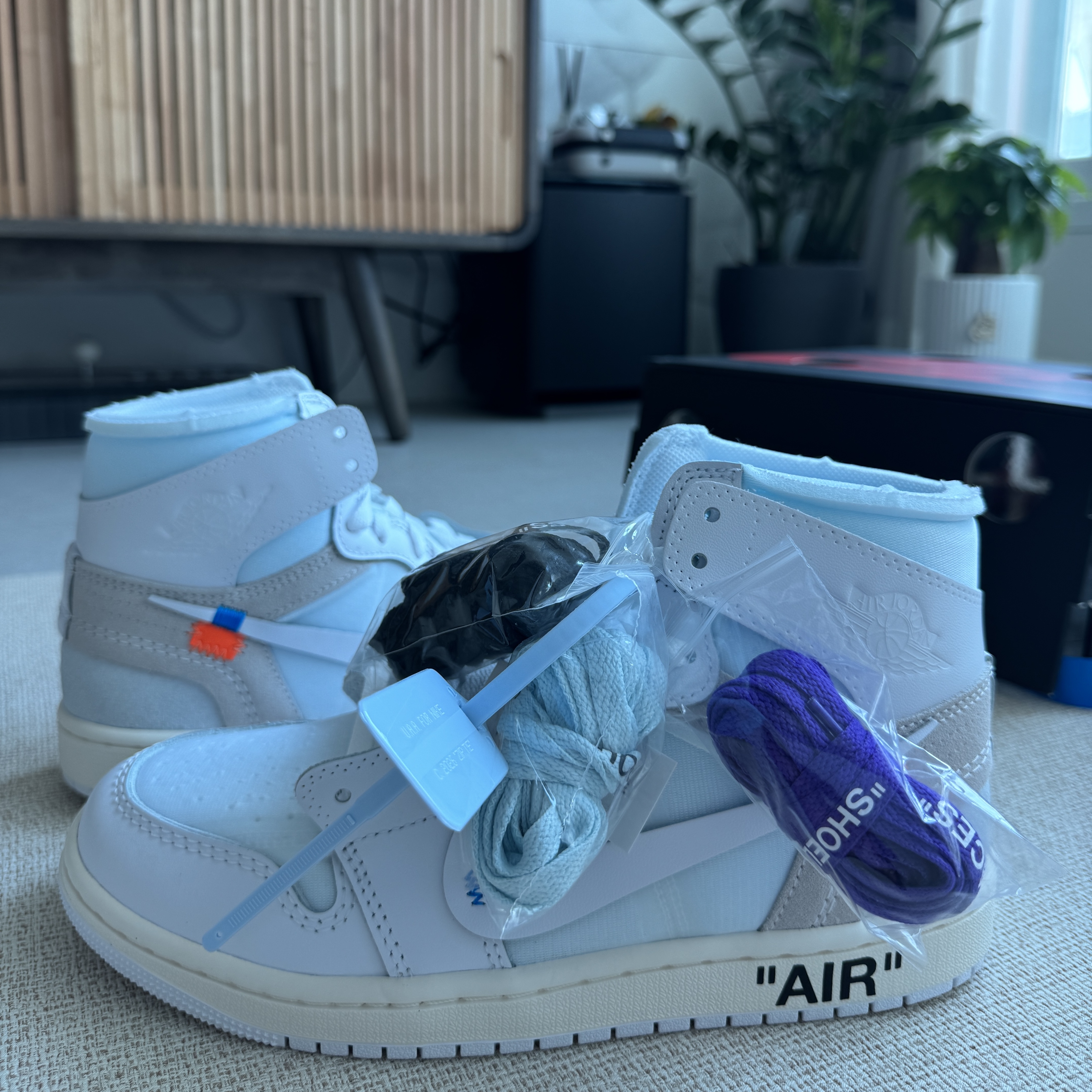 Jordan 1 x Virgil Abloh Archive Retro High Alaska White 착용 스타일 - 1