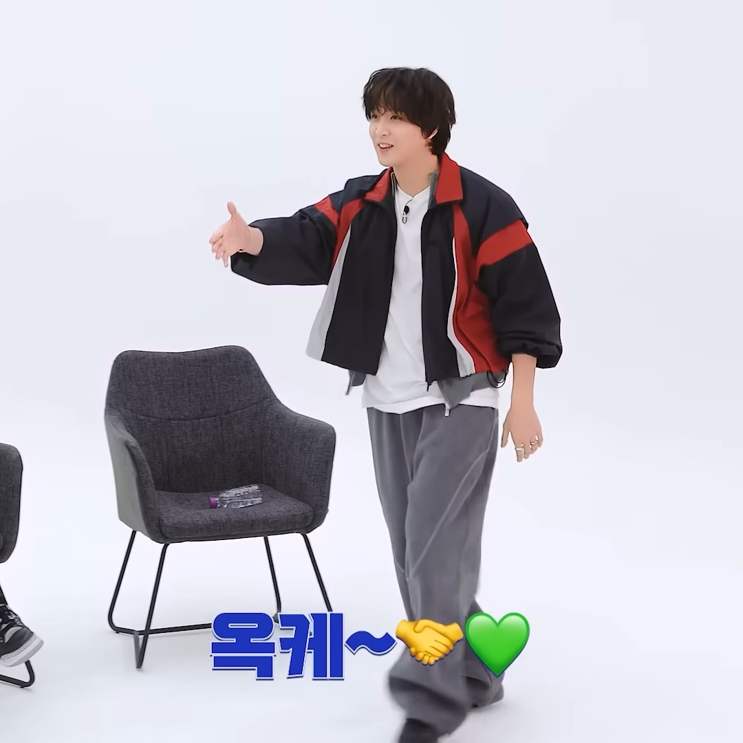 Undermycar 25FW Double Line Slim Knit Zip-Up Gray/Red, Undermycar 25FW Double Line Slim Knit Zip-Up Black/Beige 착용 스타일 - 2