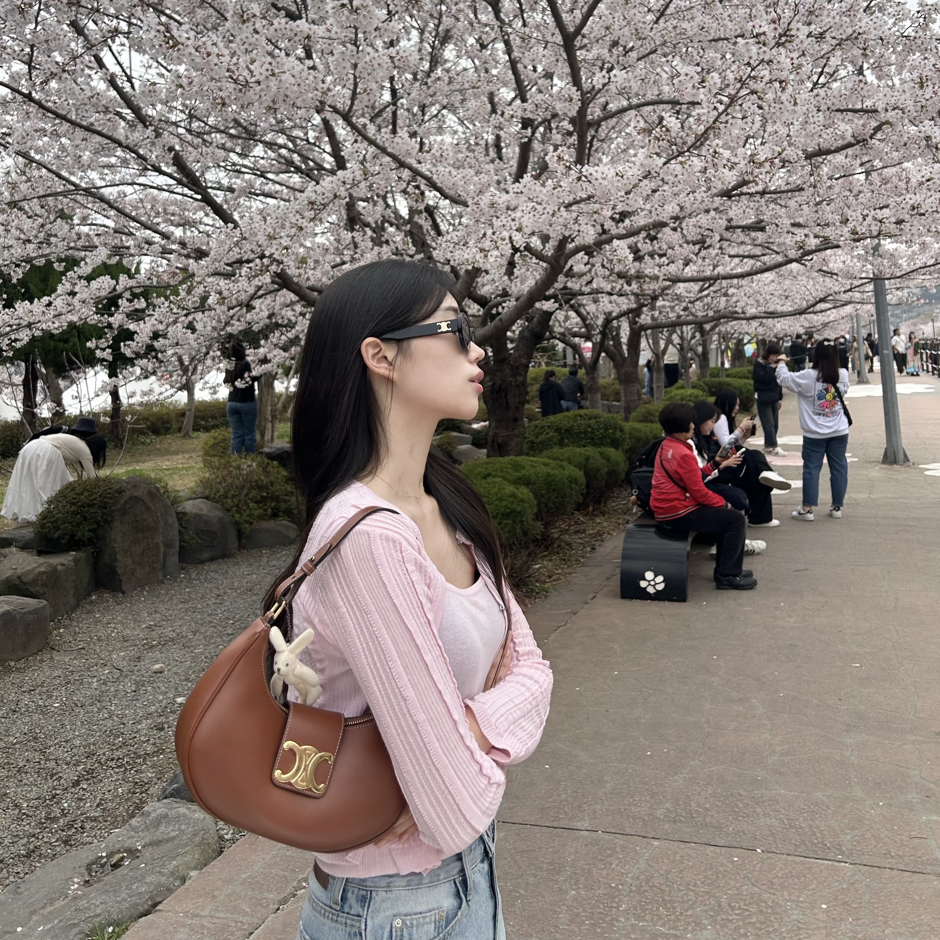 (W) Celine Triomphe 01 Sunglasses in Acetate Black 착용 스타일 - 2