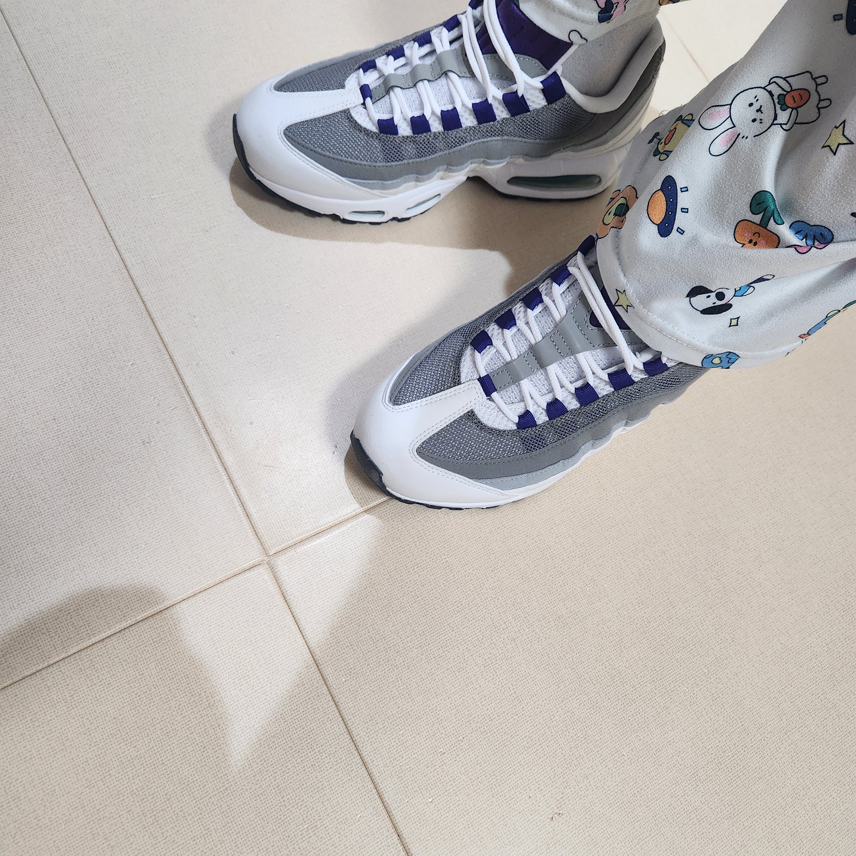 (W) Nike Air Max 95 White Emerald Green 착용 스타일 - 3