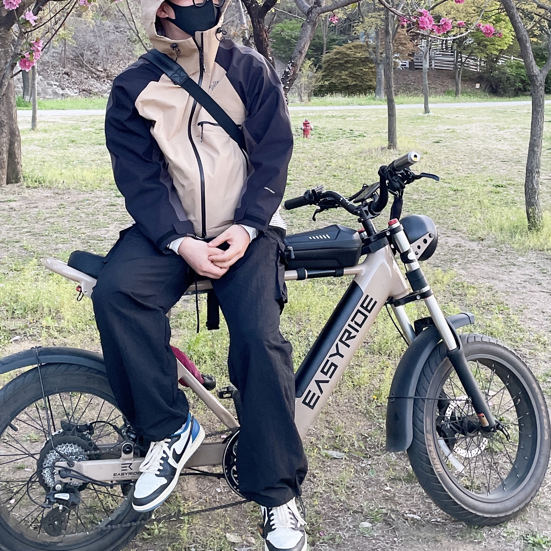 The North Face White Label Slope 3L Jacket Charcoal Grey, Jordan 1 x Travis Scott x Fragment Retro Low OG SP Military Blue 착용 스타일