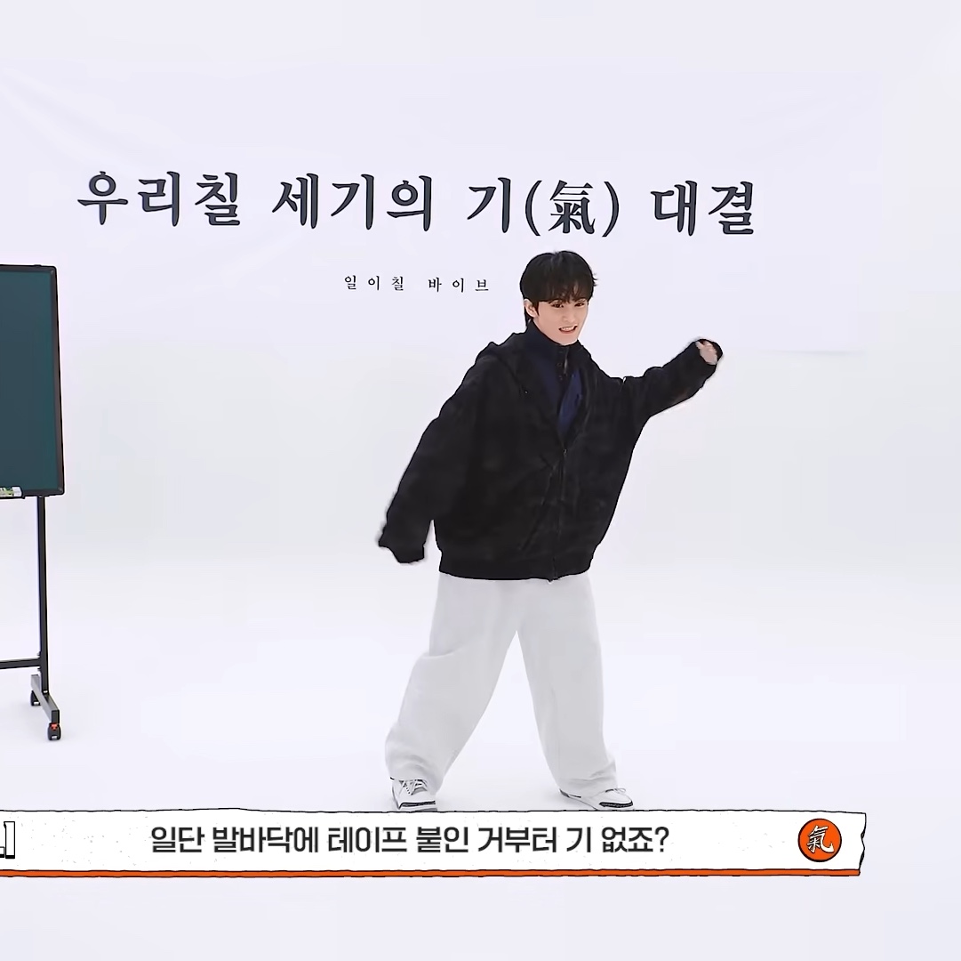 Undermycar Mu.112 Original Logo Curve Line Stitch Bonded Sweat Pants Black, Undermycar Mu.112 Original Logo Curve Line Stitch Bonded Sweat Pants Melange Gray 착용 스타일 - 4