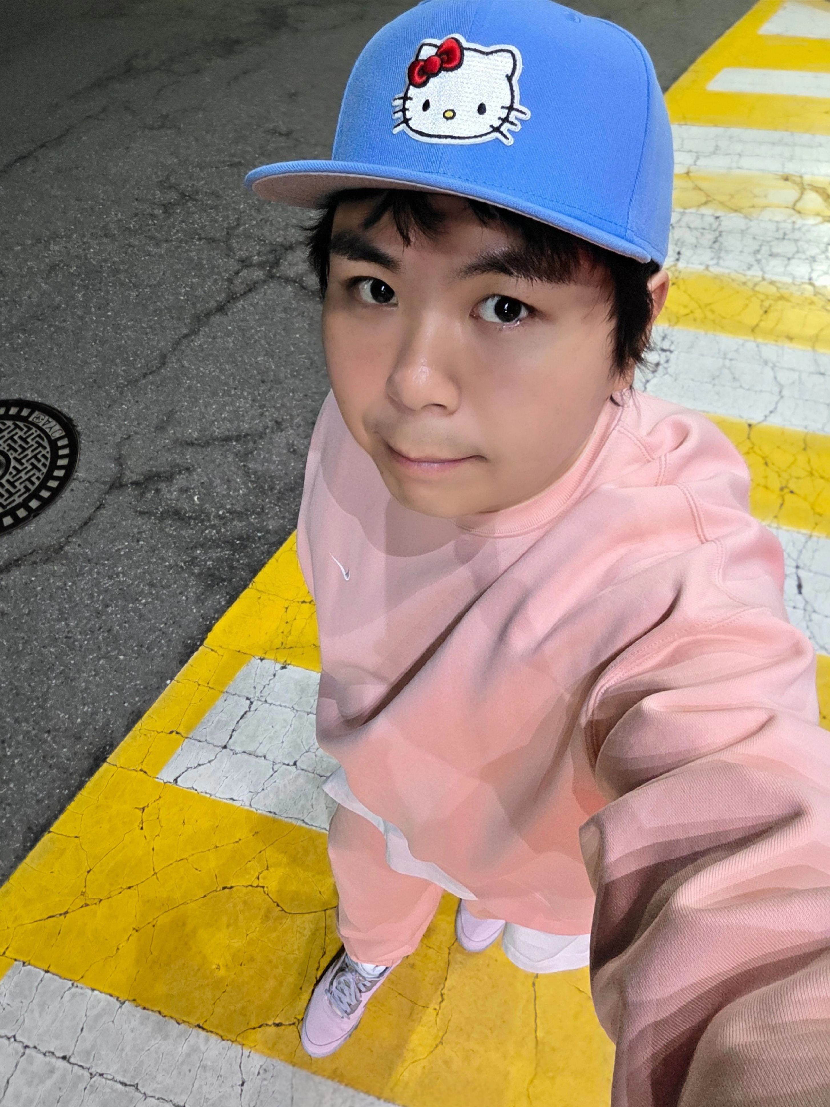New Era x Hello Kitty Size Cap Radiant Blue, Nike NRG Solo Swoosh Fleece Pants Bleached Coral - US/EU 착용 스타일 - 2