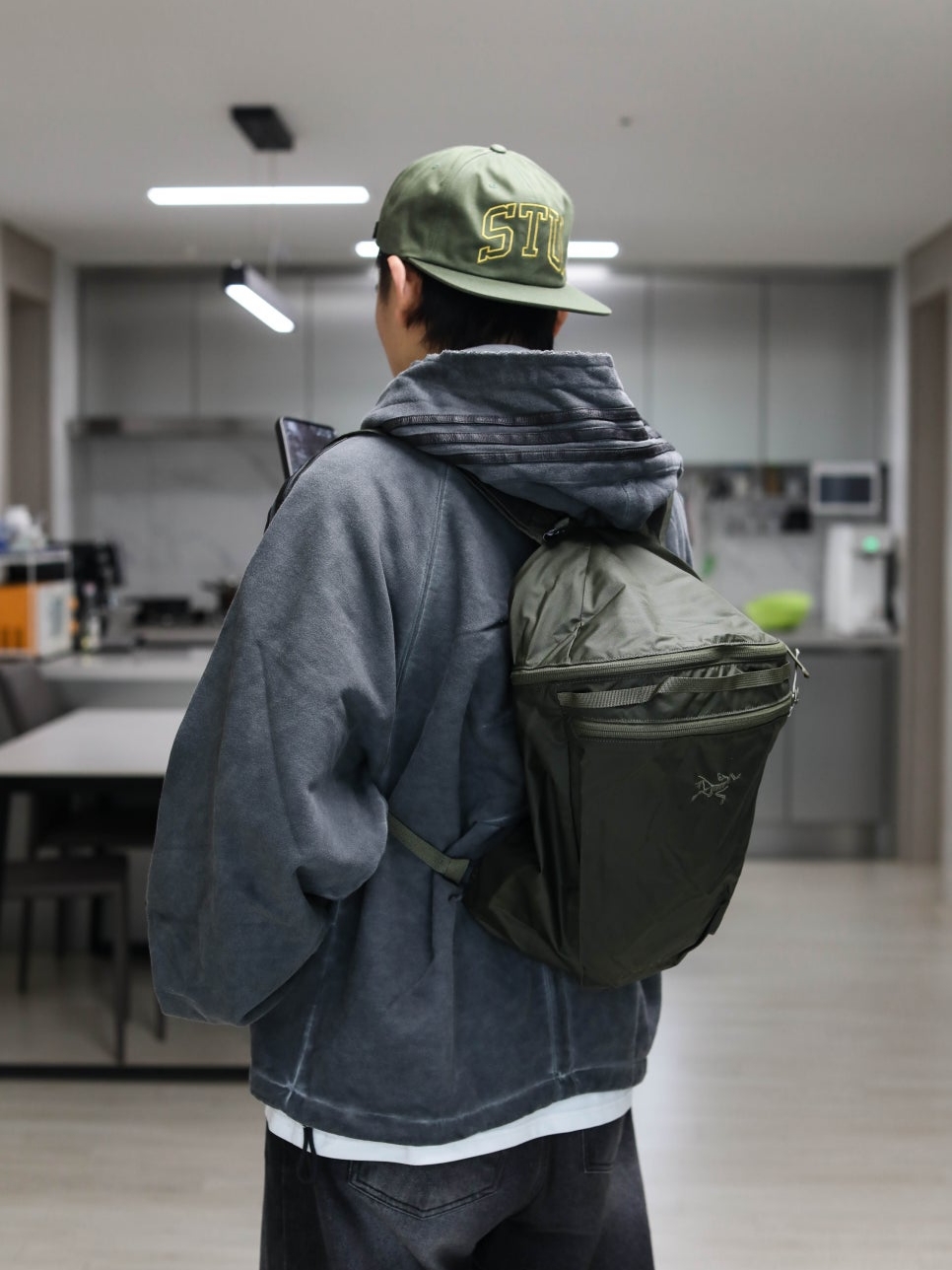 Arc'teryx Heliad 15 Backpack Tatsu, Stussy Mid-Depth Stu Arch Strapback Olive 착용 스타일