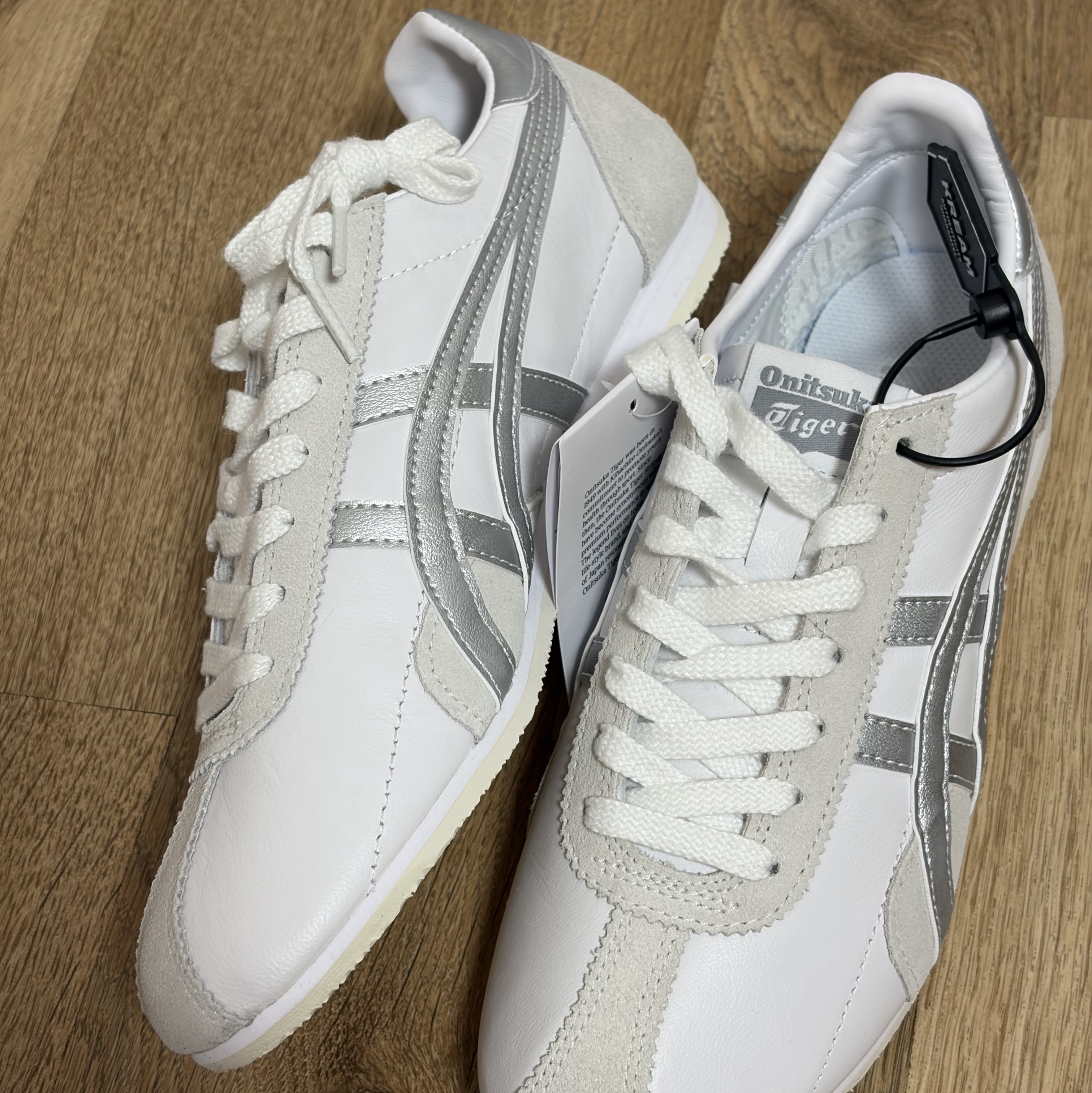 Onitsuka Tiger Runspark White Silver 착용 스타일