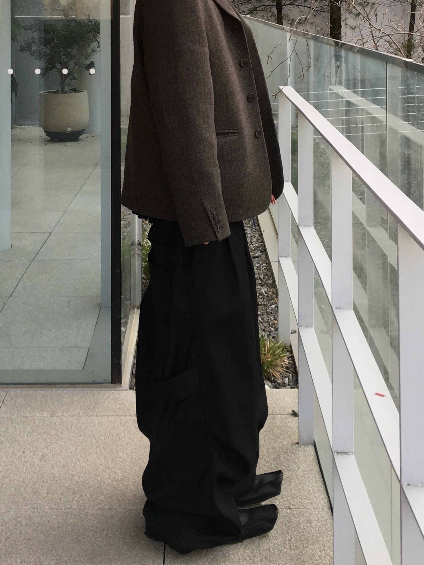STU 4 Button Single Breasted Jacket In Khaki, Kamien x KOIN SEOUL 247 All Day Slacks Black 착용 스타일 - 6