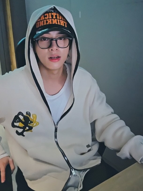 PACOSPLY Siren Scandal Zip Up Hoodie Ivory 착용 스타일