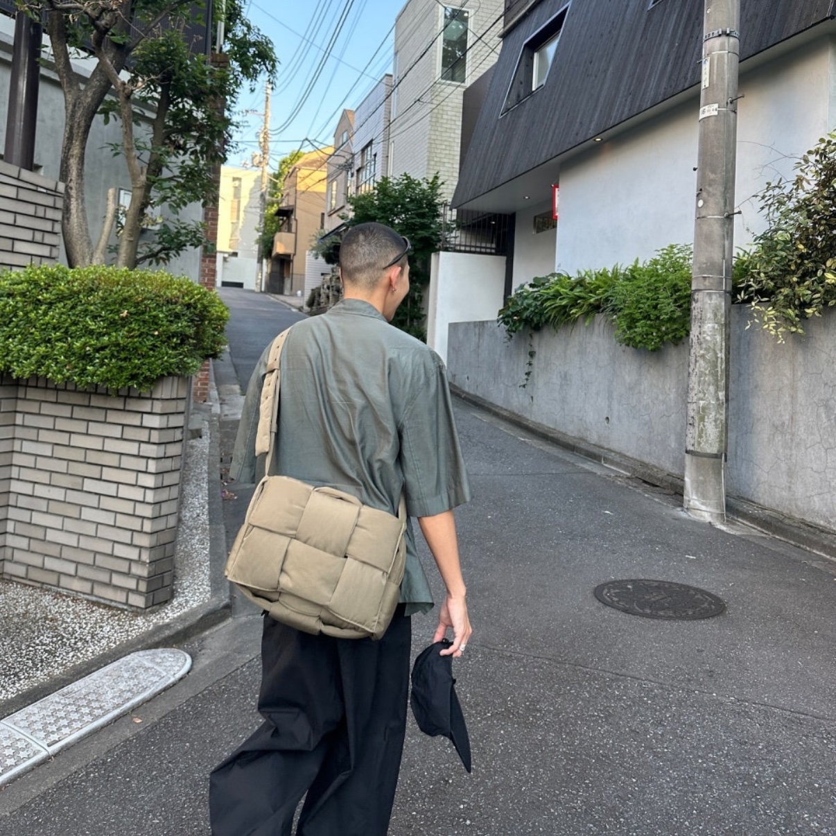 Bottega Veneta Pillow Cassette Taupe 착용 스타일 - 1