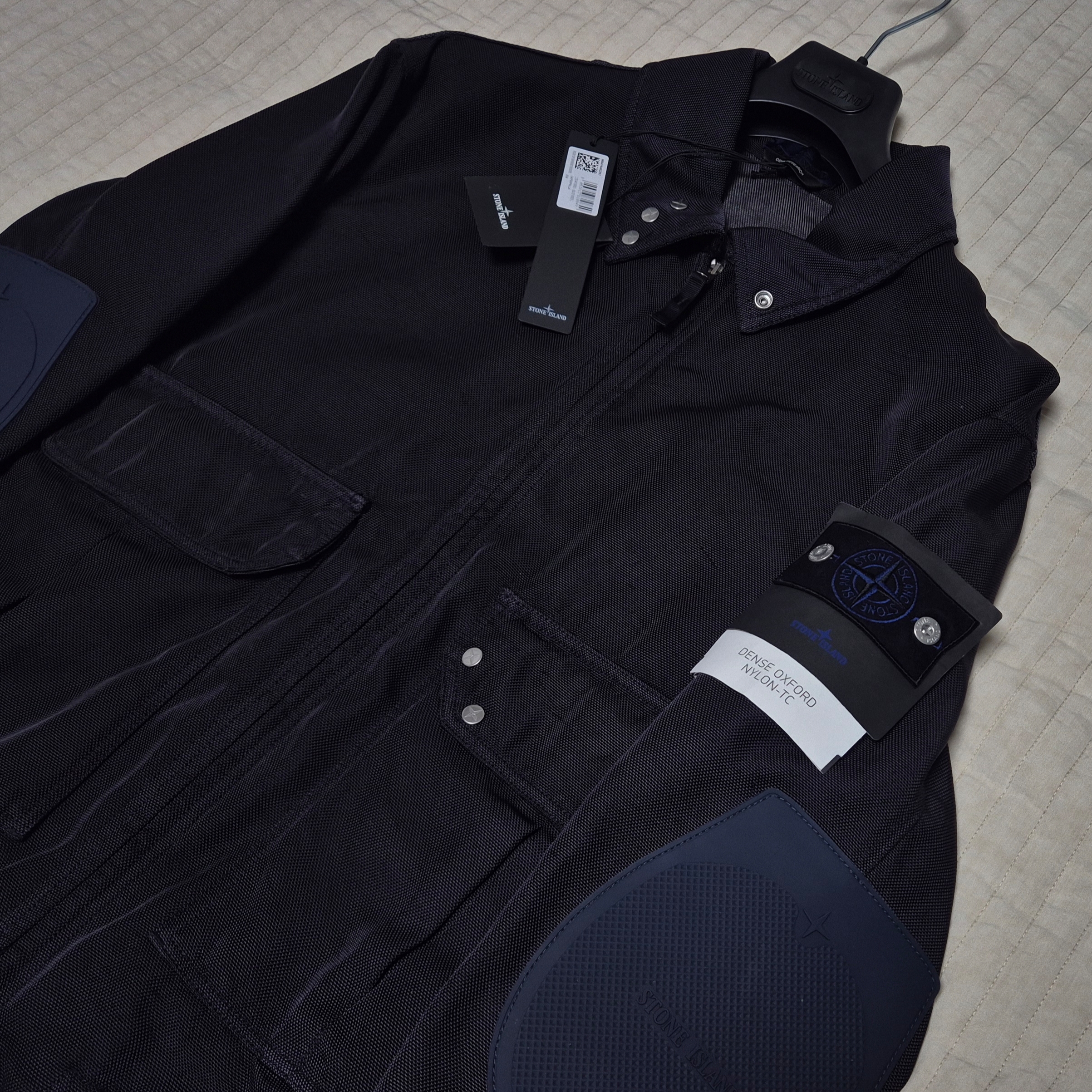 Stone Island 4100002 Dense Oxford Nylon-TC Coach Jacket with Anti-Drop Navy Blue - 26SS 착용 스타일 - 3