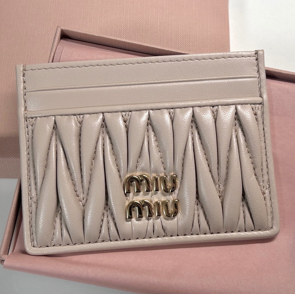 Miu Miu Matelasse Nappa Leather Card Holder Powder Pink 착용 스타일