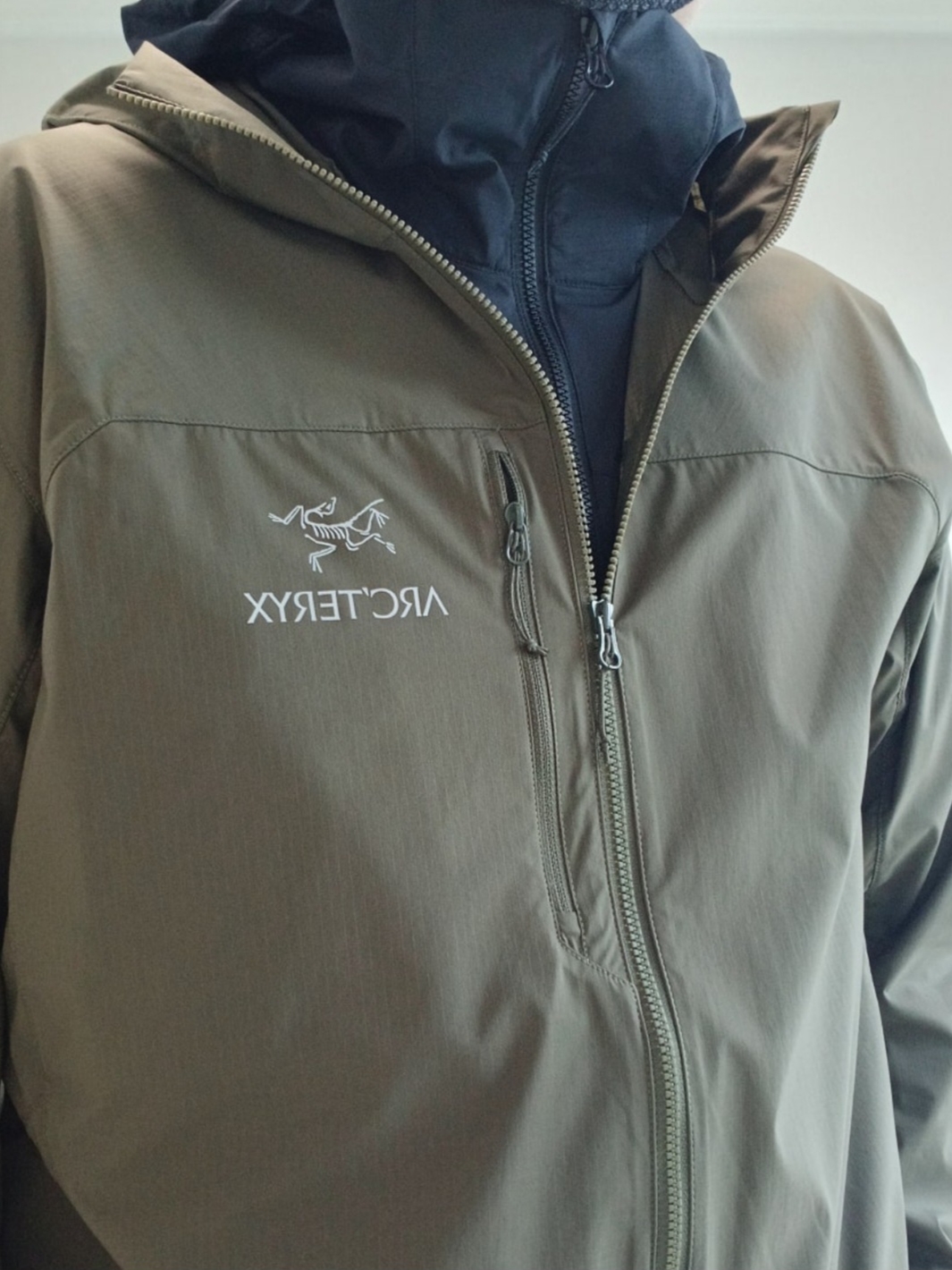 Nike ACG Trail Cap Black, Arc'teryx Arc'Multi Bird Logo LS T-Shirt Stone Wash 착용 스타일 - 5