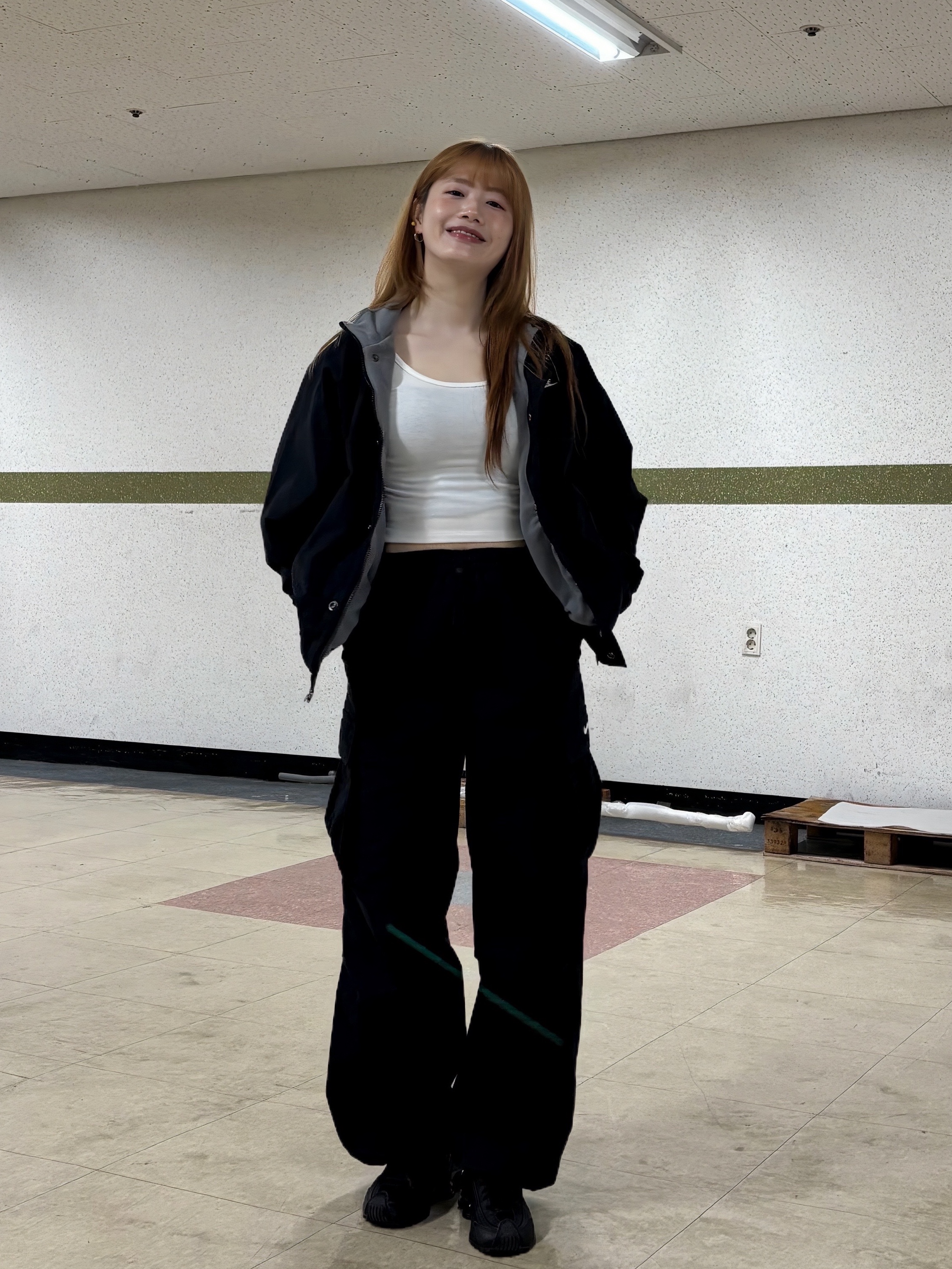 (W) Nike Shox R4 Black, Nike Club Futura Jacket Black White - Asia 착용 스타일 - 5