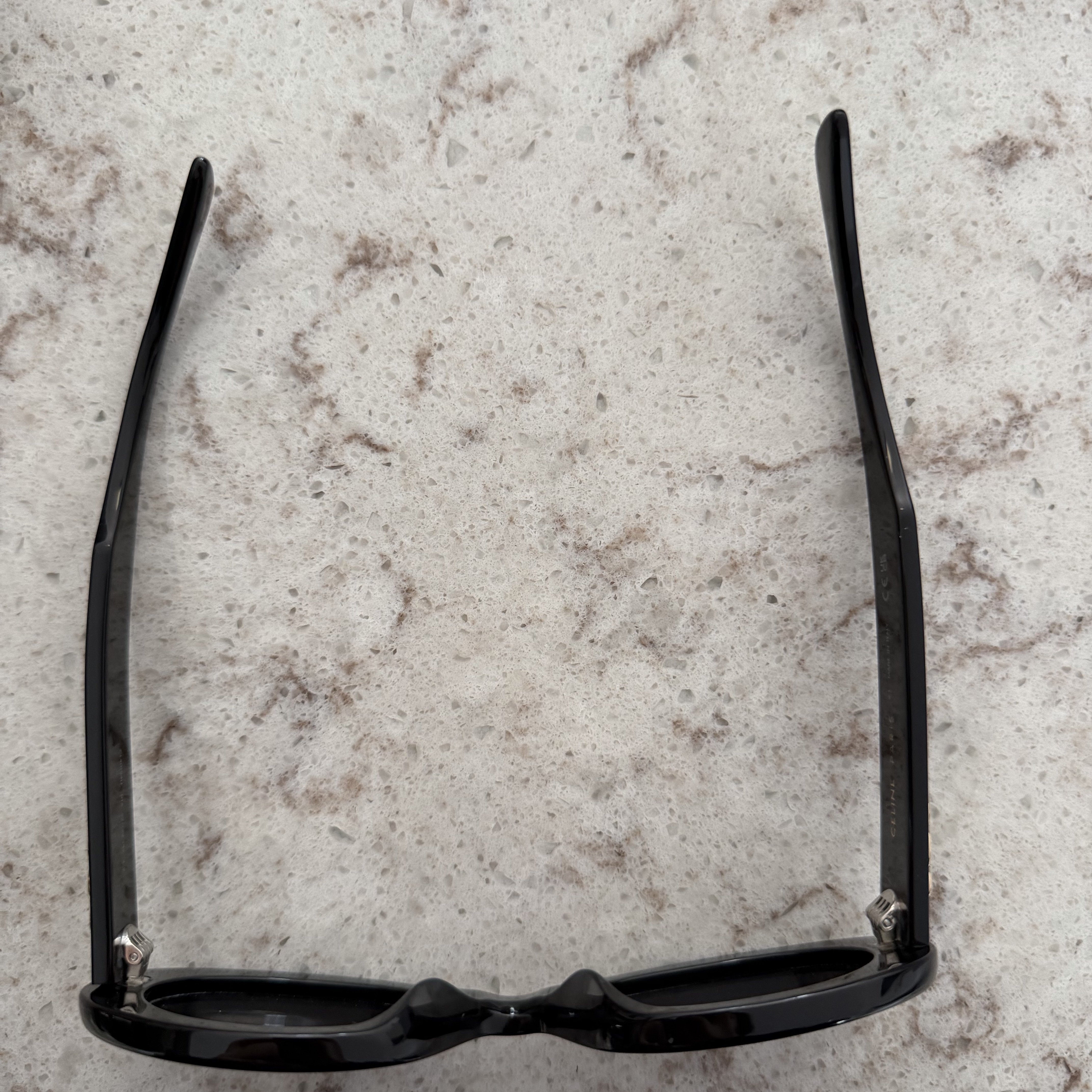 (W) Celine Triomphe 01 Sunglasses in Acetate Black 착용 스타일 - 3