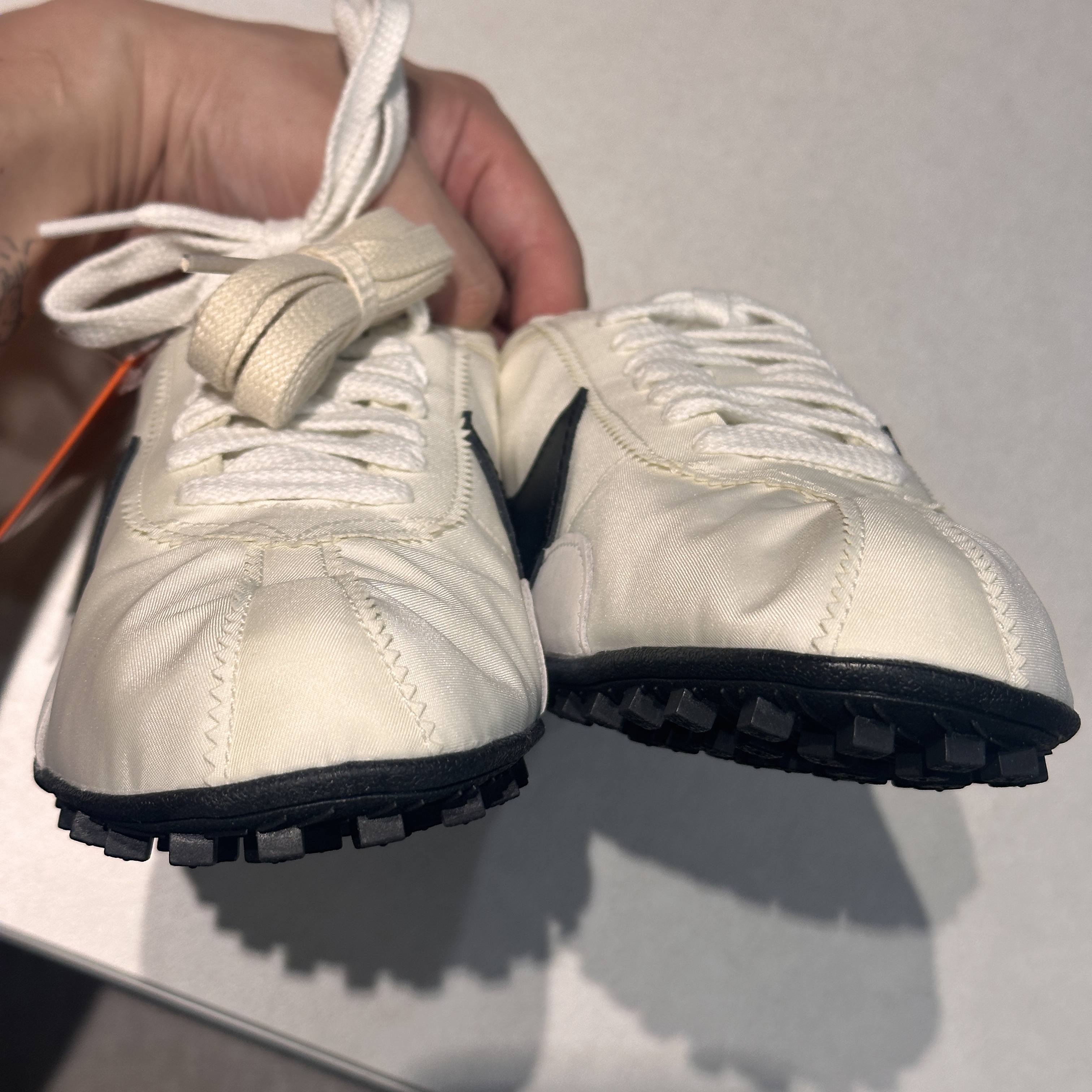 (W) Nike Moon Shoe Soft Pearl and Black 착용 스타일 - 10