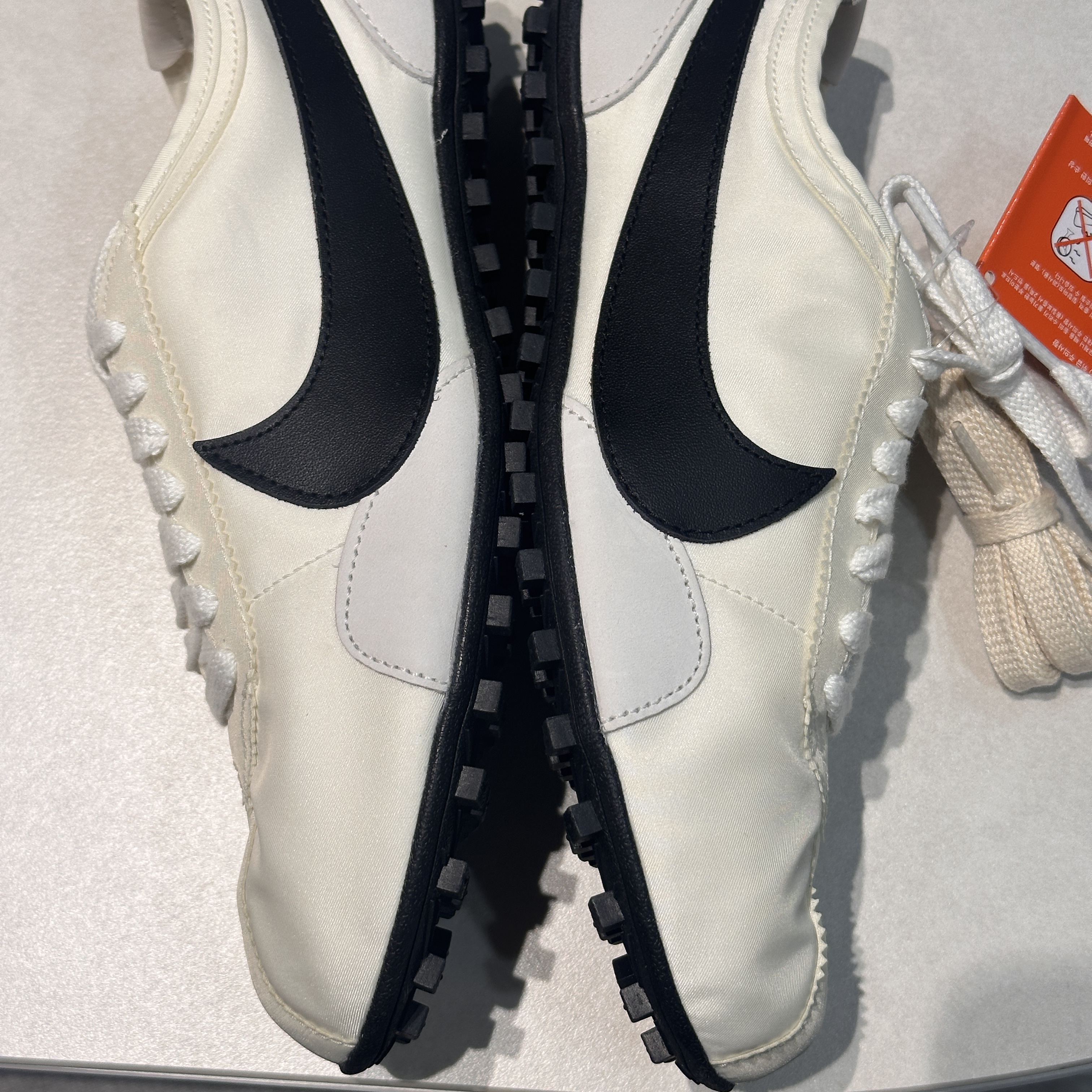 (W) Nike Moon Shoe Soft Pearl and Black 착용 스타일 - 8