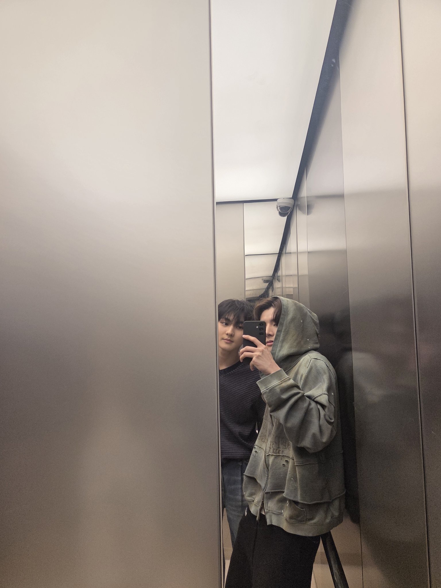 Covernat X Undermycar Vest Layered Letter Graphic Hood Zip-Up 착용 스타일 - 1