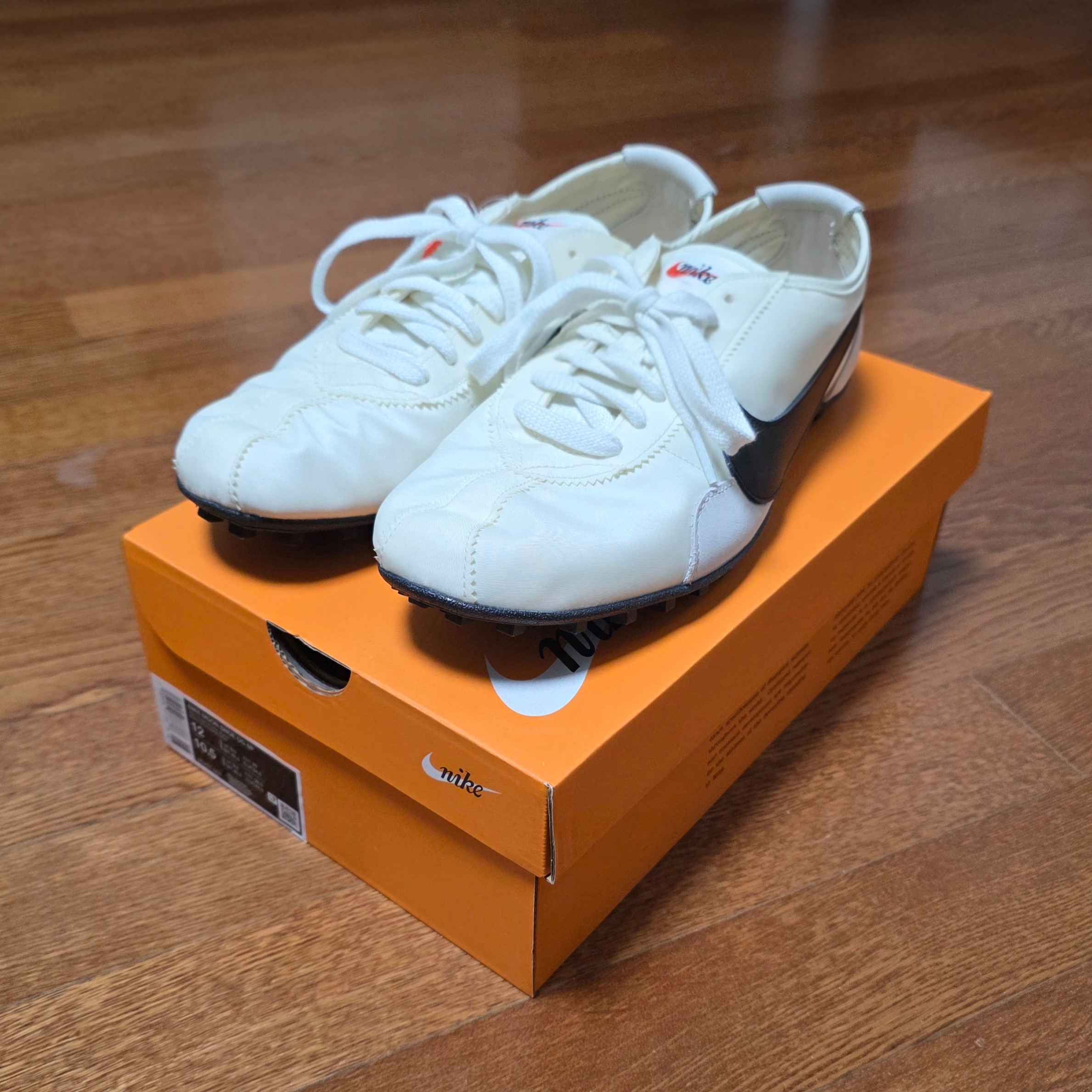(W) Nike Moon Shoe Soft Pearl and Black 착용 스타일