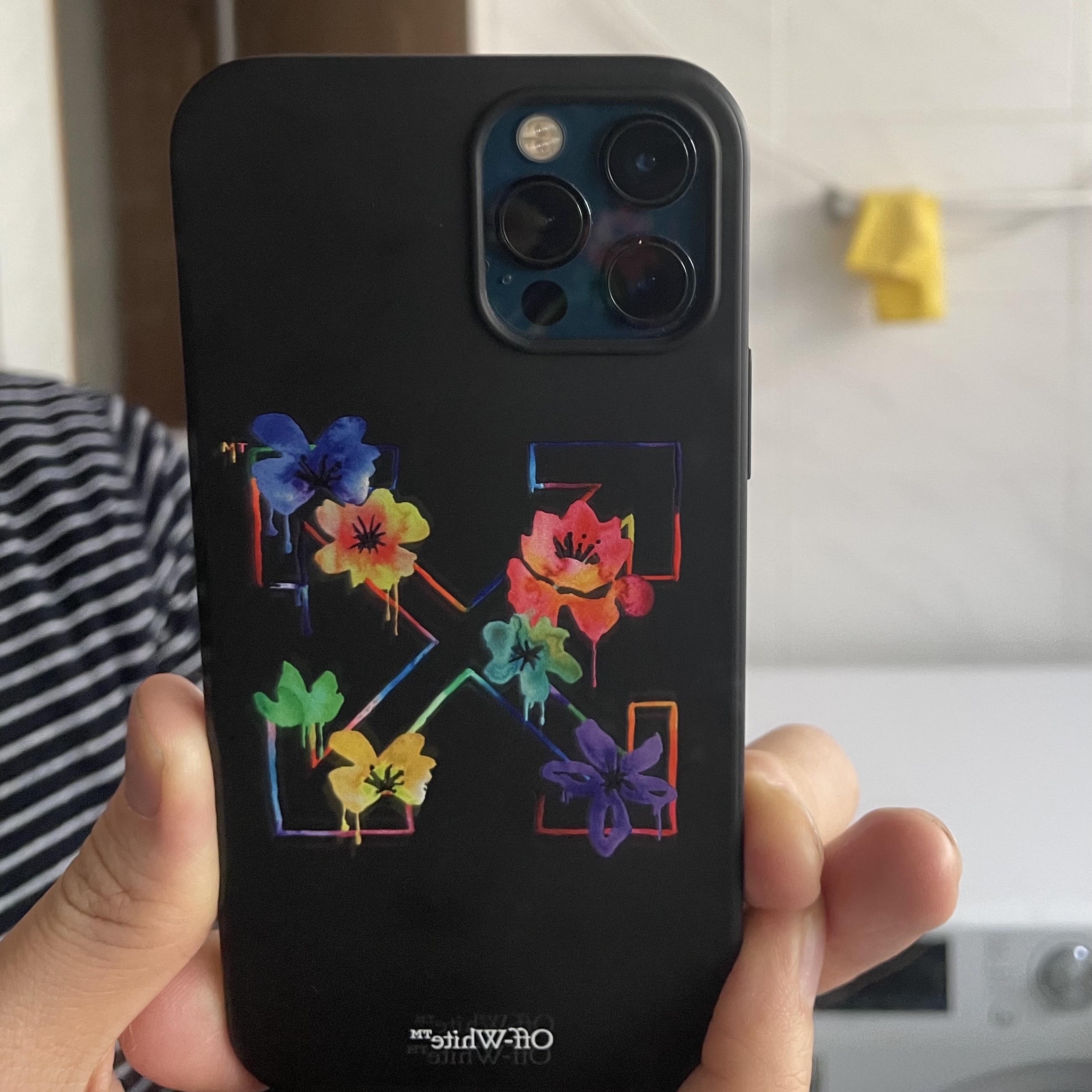 Off-White Floral Arrow iPhone 12 Case Black 착용 스타일