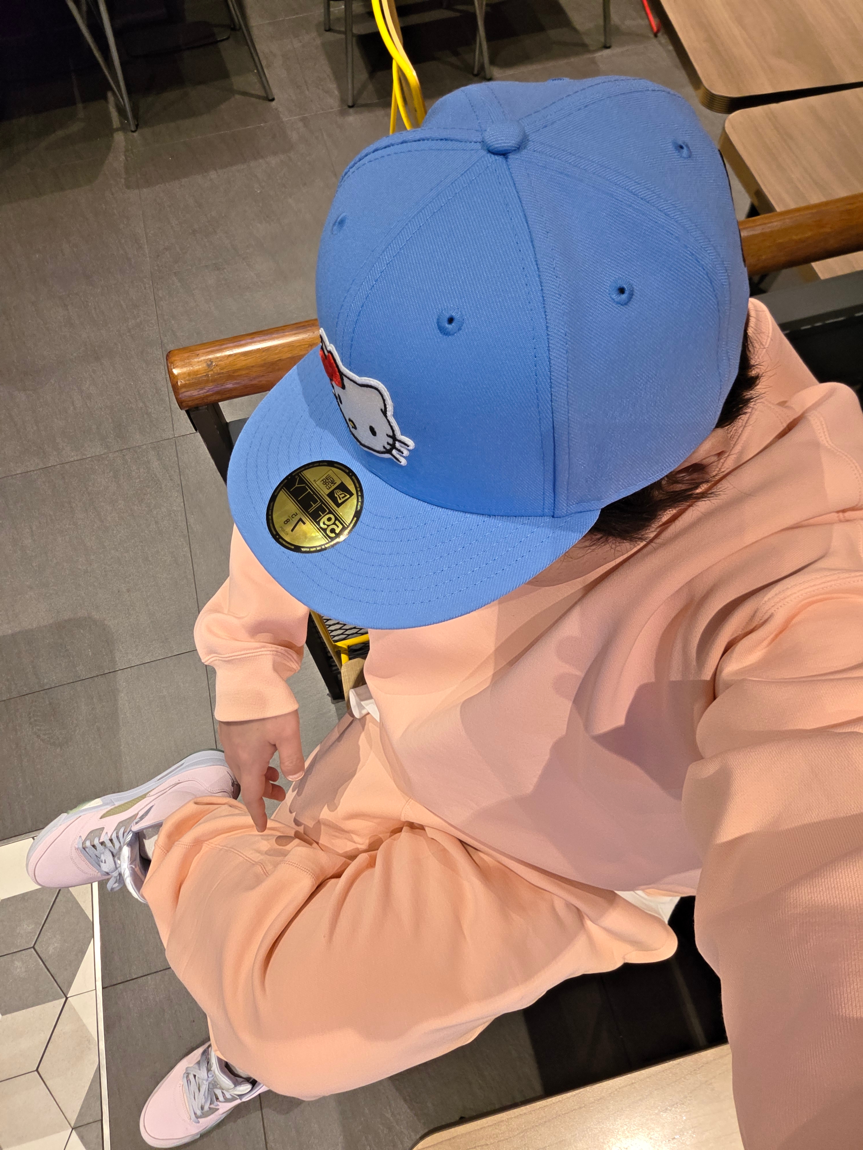 New Era x Hello Kitty Size Cap Radiant Blue, Nike NRG Solo Swoosh Fleece Pants Bleached Coral - US/EU 착용 스타일 - 1