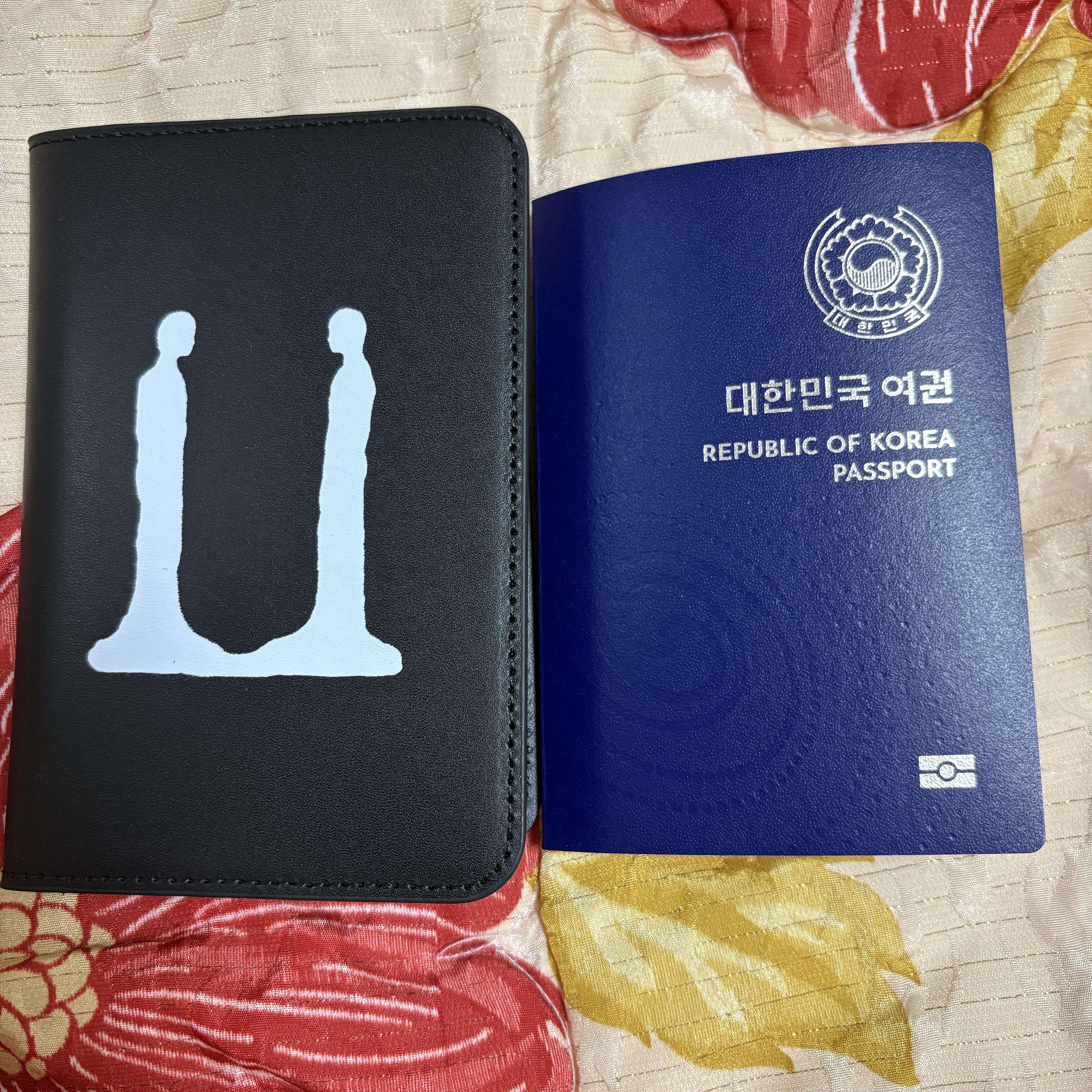 G-DRAGON Ubermensch Passport Cover Black 착용 스타일 - 1