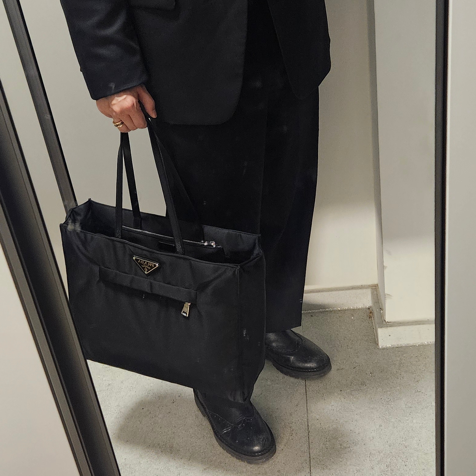 Prada Padded Re-Nylon Tote Bag Black 착용 스타일