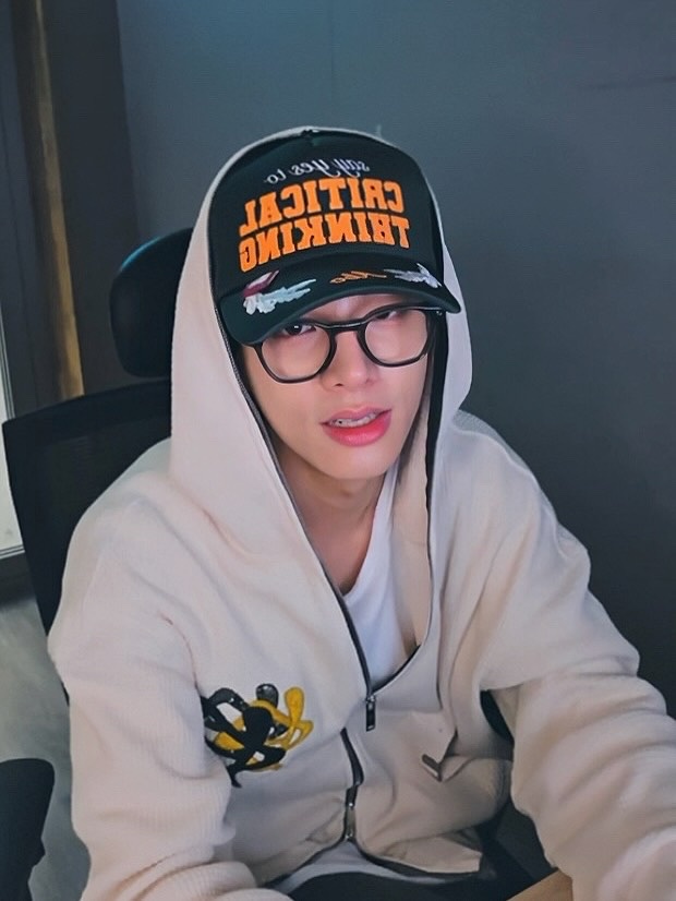 PACOSPLY Siren Scandal Zip Up Hoodie Ivory 착용 스타일