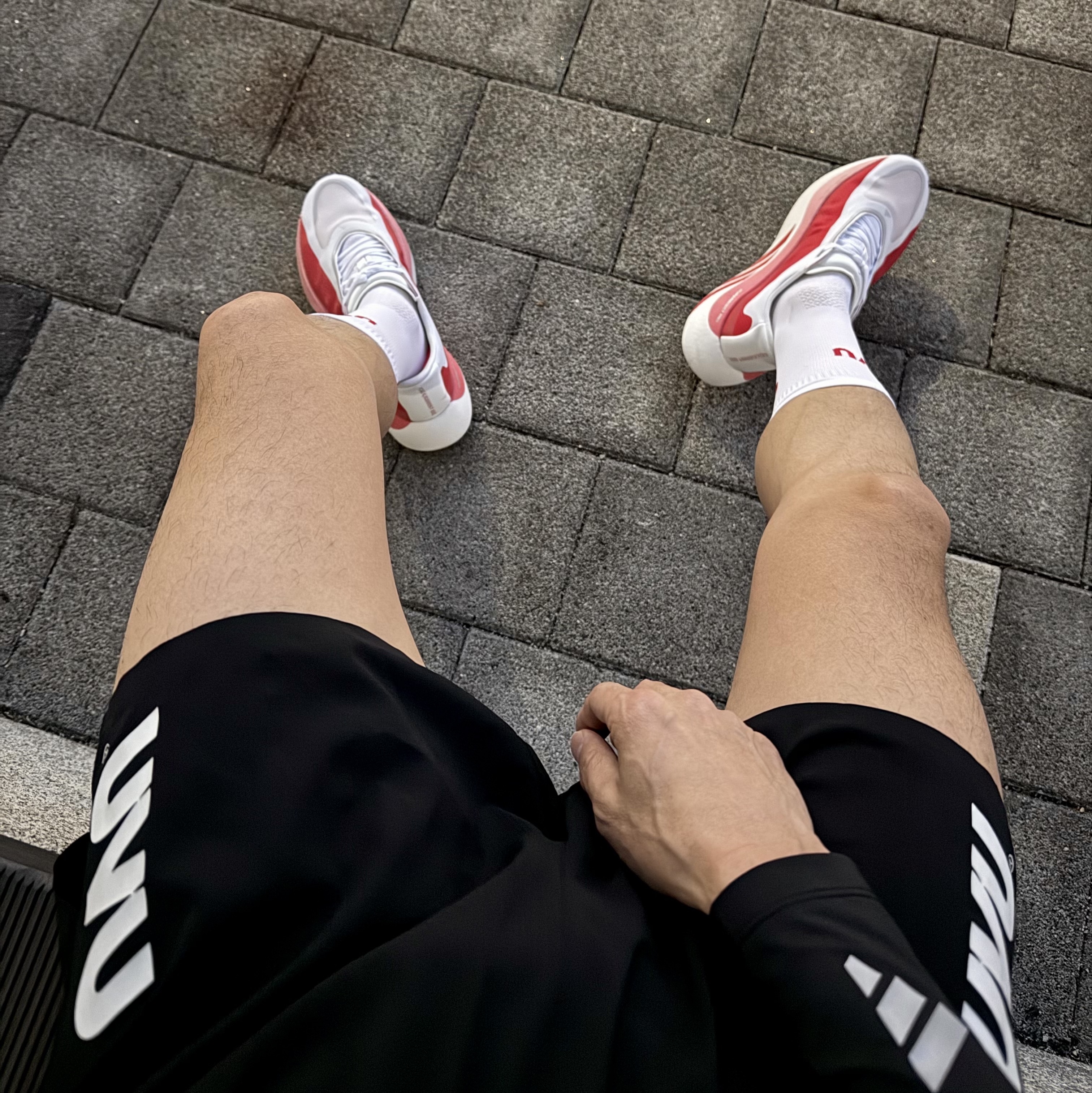 Adidas Hyperboost Edge Cloud White Pure Ruby, UVU Split Shorts Black 착용 스타일