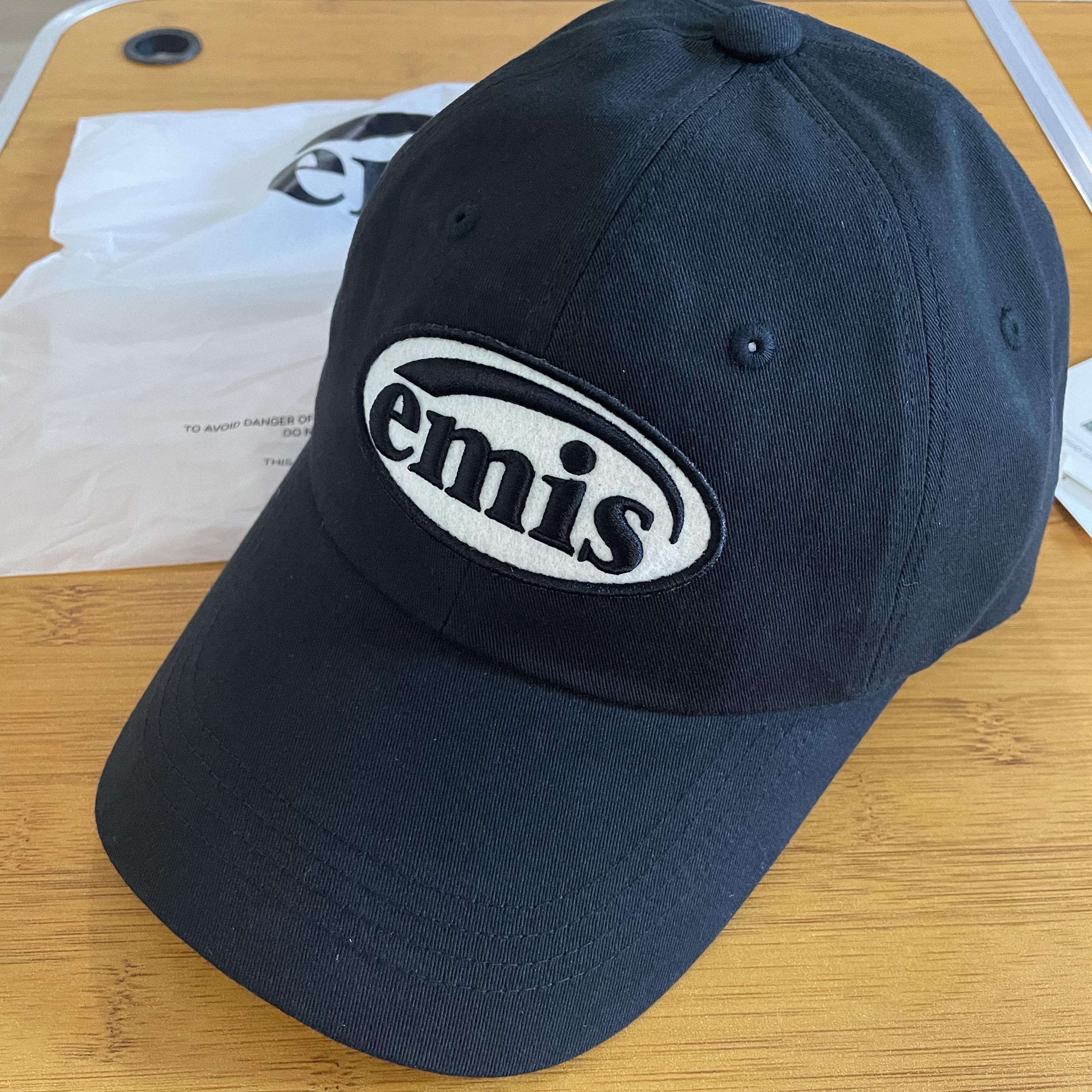 Emis Tone On Tone Wappen Ball Cap Black 착용 스타일