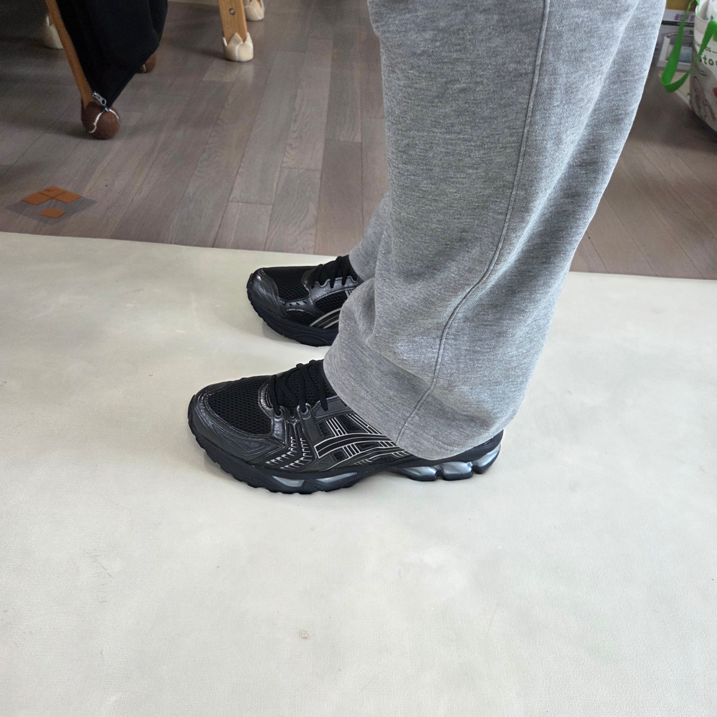 Asics Gel-Kayano 14 Black Pure Silver 착용 스타일 - 3