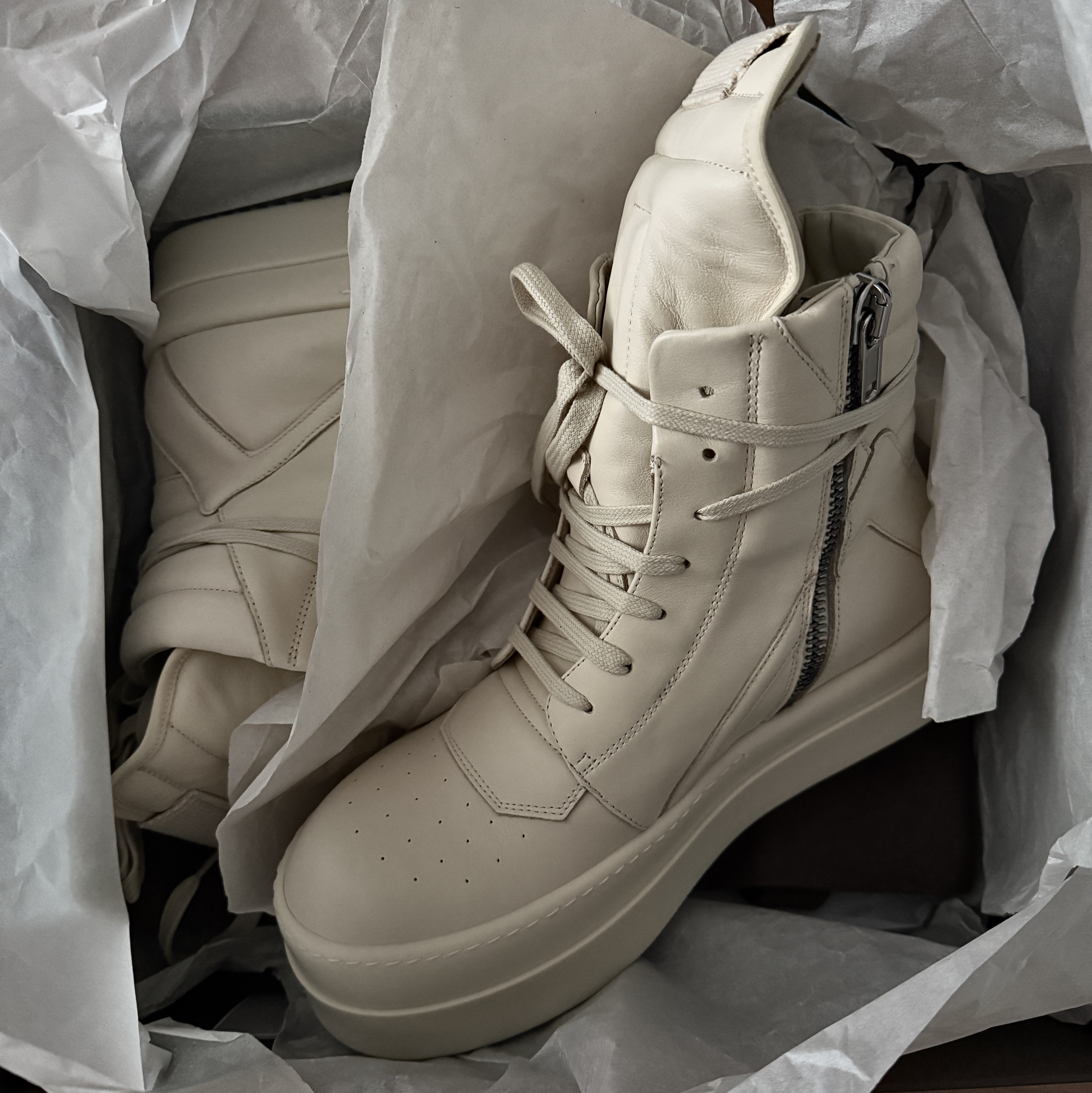 Rick Owens Hollywood Mega Bumper Geobasket in Full Grain Calf Leather Milk, (W) Rick Owens Mega Bumper Geobasket Milk 착용 스타일