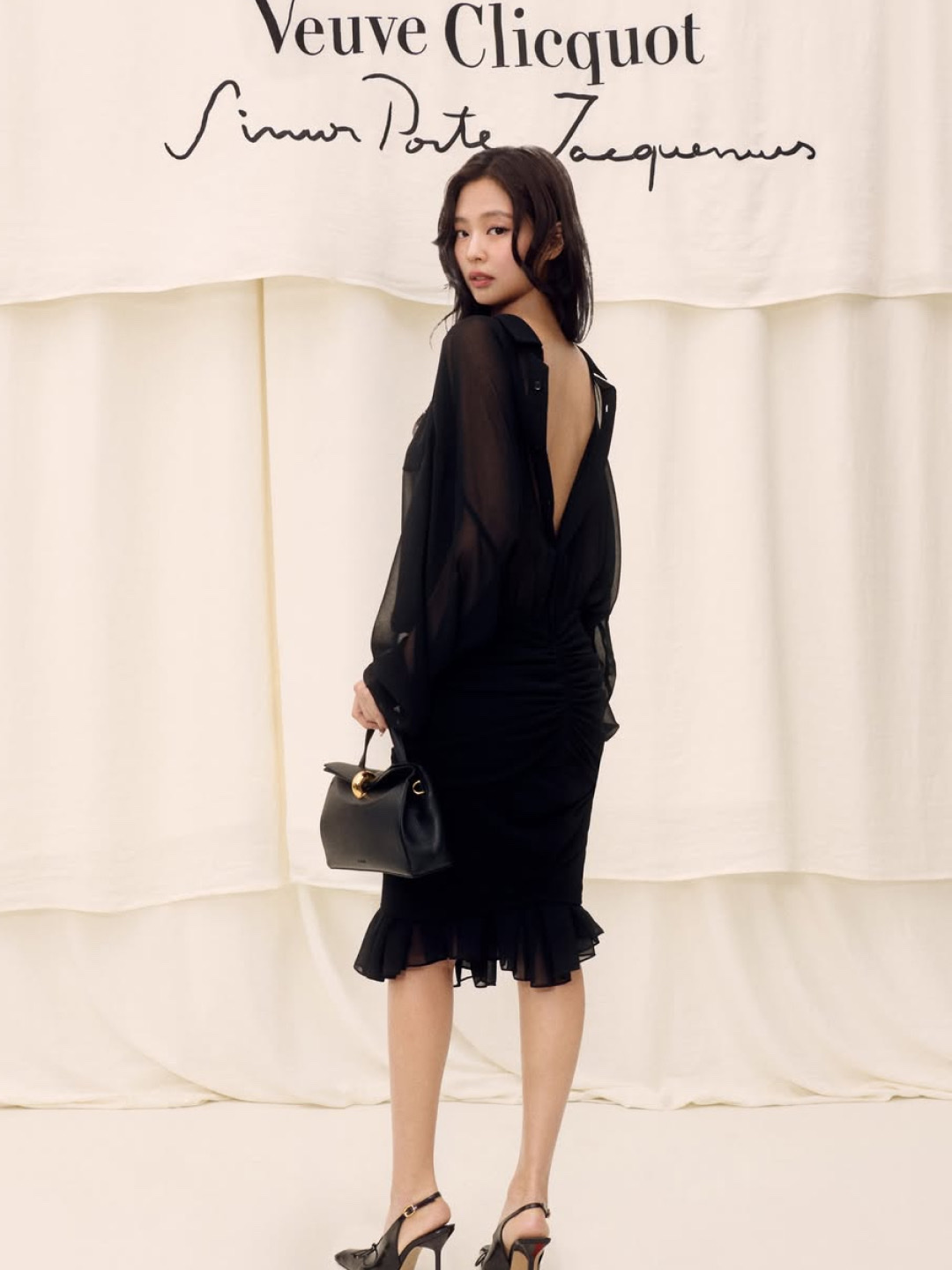 Jacquemus Valerie Small Bag Black Gold, Jacquemus Valerie Small Bag Light Ivory Gold 착용 스타일 - 4