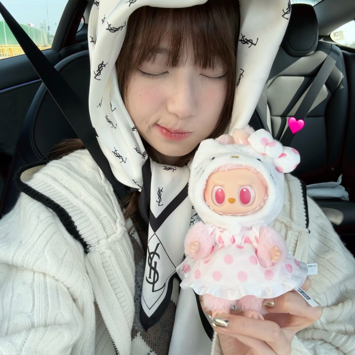 Pop Mart Labubu The Monsters x Hello Kitty And Friends Series Plush Pendant Hello Kitty (Opened Case) 착용 스타일