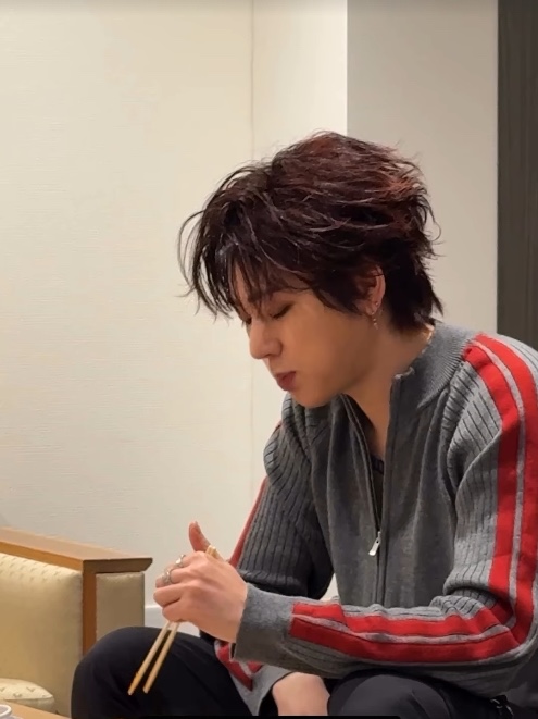 Undermycar 25FW Double Line Slim Knit Zip-Up Black/Beige, Undermycar 25FW Double Line Slim Knit Zip-Up Gray/Red 착용 스타일 - 1