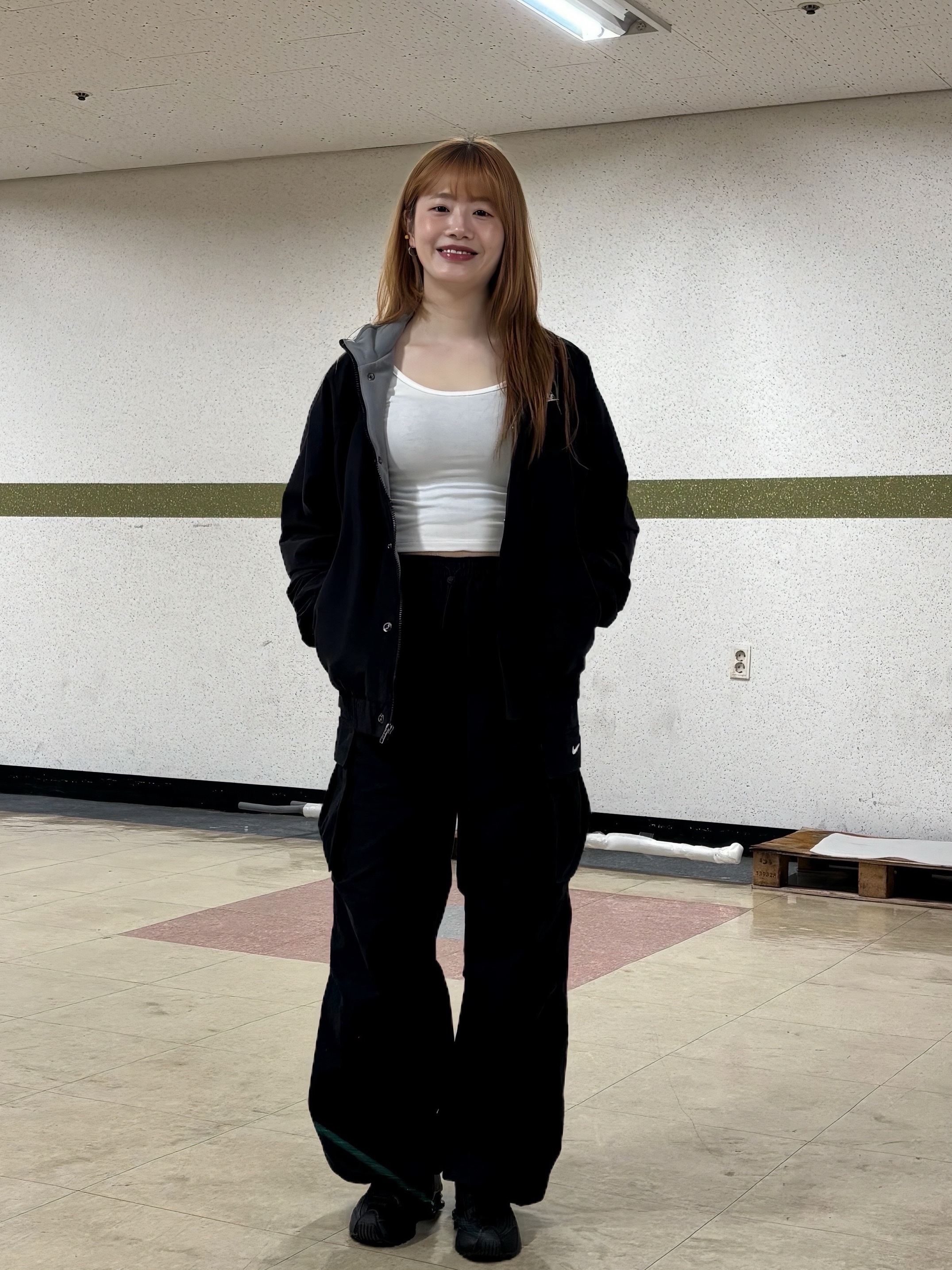 (W) Nike Shox R4 Black, Nike Club Futura Jacket Black White - Asia 착용 스타일 - 3