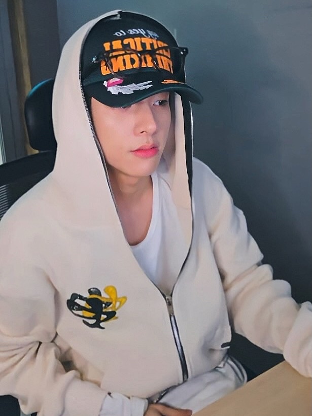 PACOSPLY Siren Scandal Zip Up Hoodie Ivory 착용 스타일