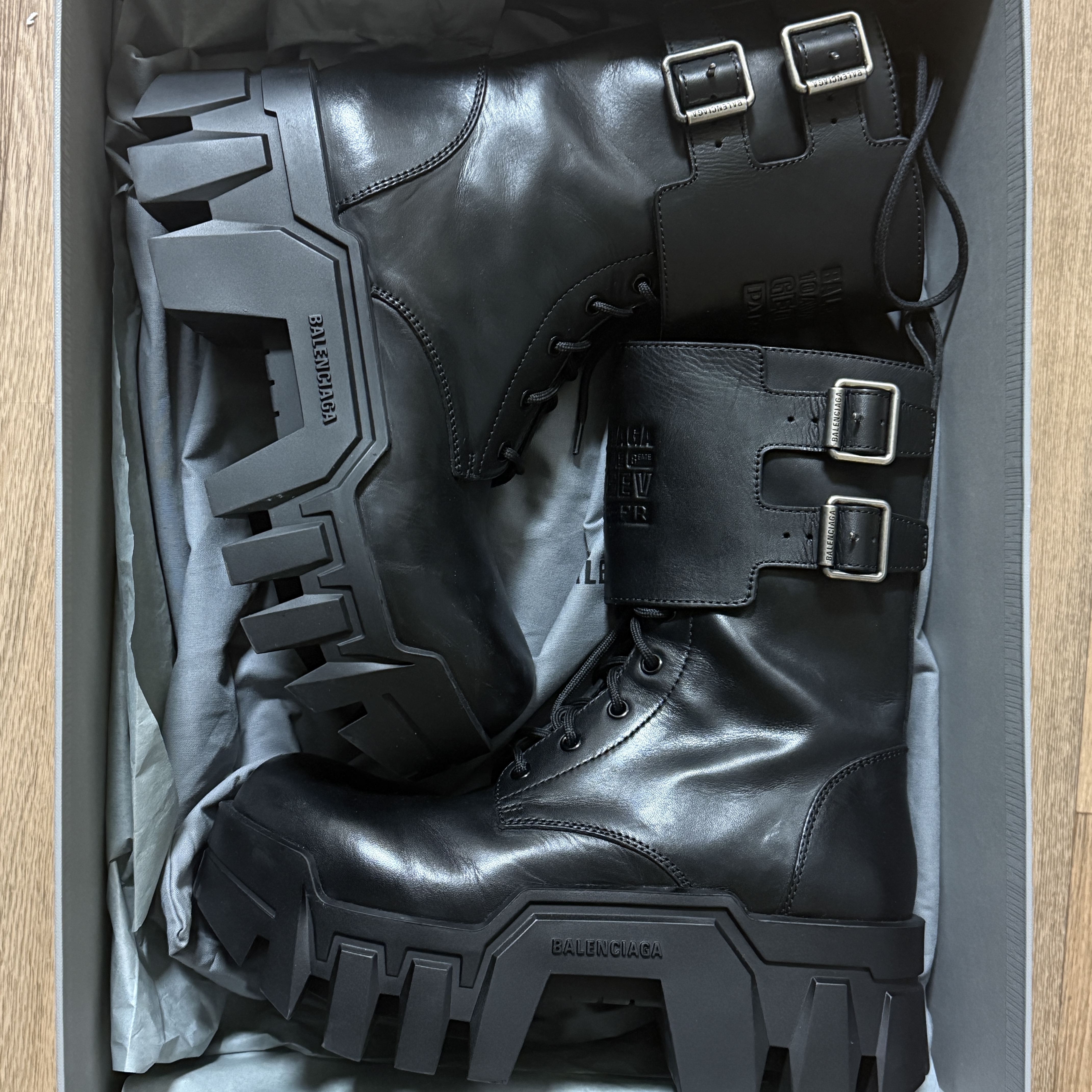 Balenciaga Bulldozer Combat Lace Up Boot Black, (W) Balenciaga Bulldozer Combat Lace Up Boot Black 착용 스타일